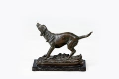 Sculpture en bronze du 20e siècle représentant un chien de chasse