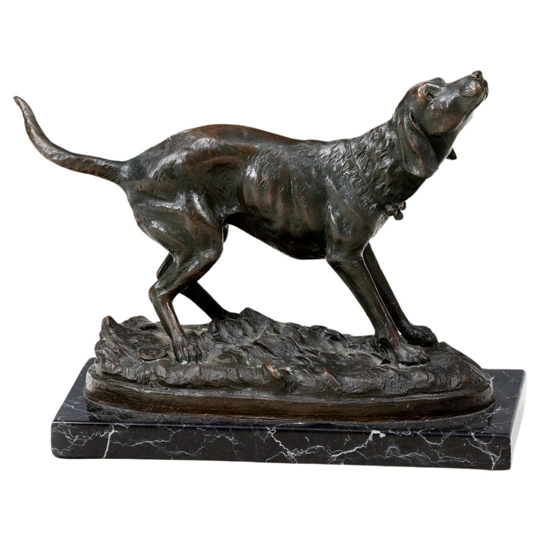 Sculpture en bronze du 20e siècle représentant un chien de chasse