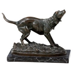 Scultura in bronzo del XX secolo raffigurante un cane da caccia