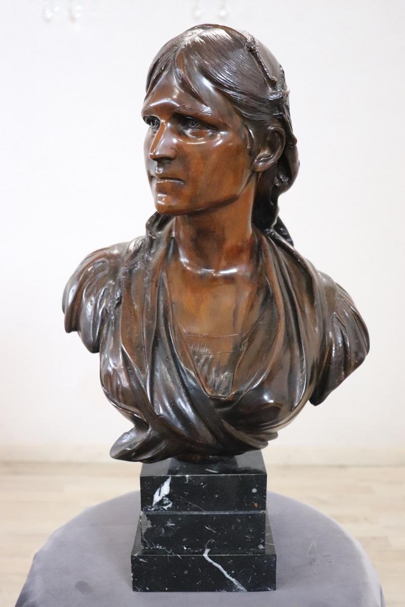 Ti offriamo questa bellissima scultura in bronzo che raffigura il busto di una giovane donna. La scultura presenta una firma sul retro, ma l'artista non è stato identificato.

Una giovane donna in abiti semplici con i capelli legati in un foulard,
