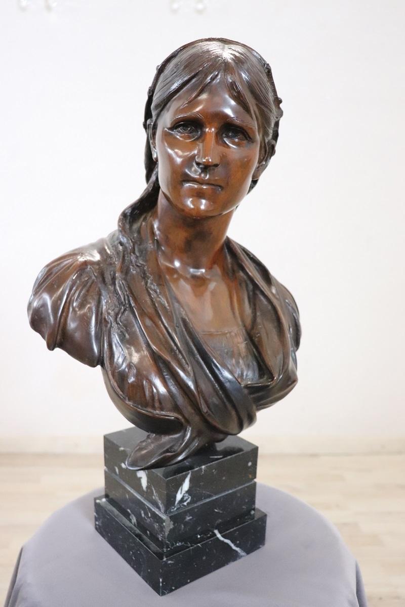 Sconosciuto Scultura in bronzo del XX secolo firmata, Busto di giovane donna in vendita
