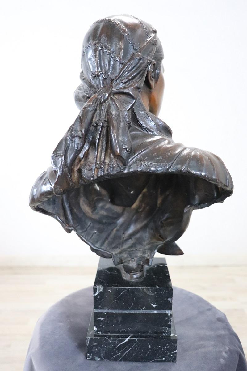 Bronzo Scultura in bronzo del XX secolo firmata, Busto di giovane donna in vendita
