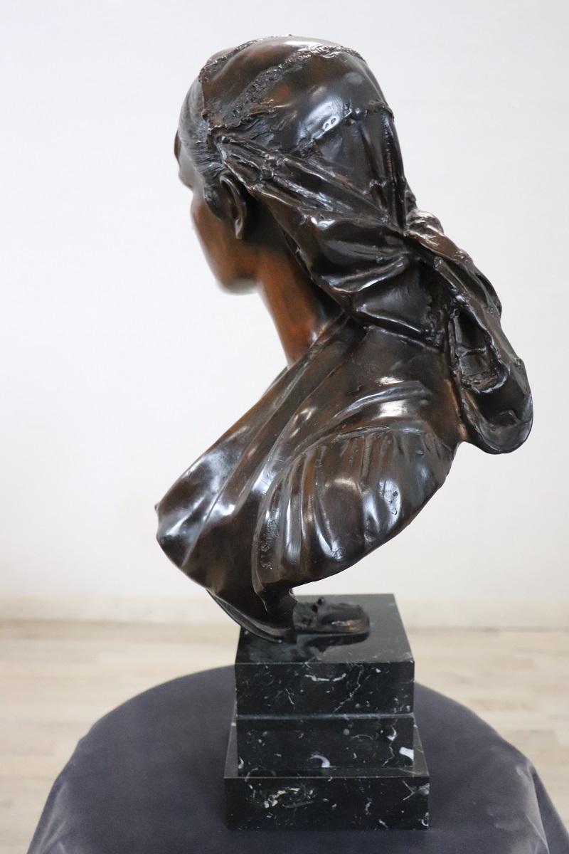 Scultura in bronzo del XX secolo firmata, Busto di giovane donna in vendita 1