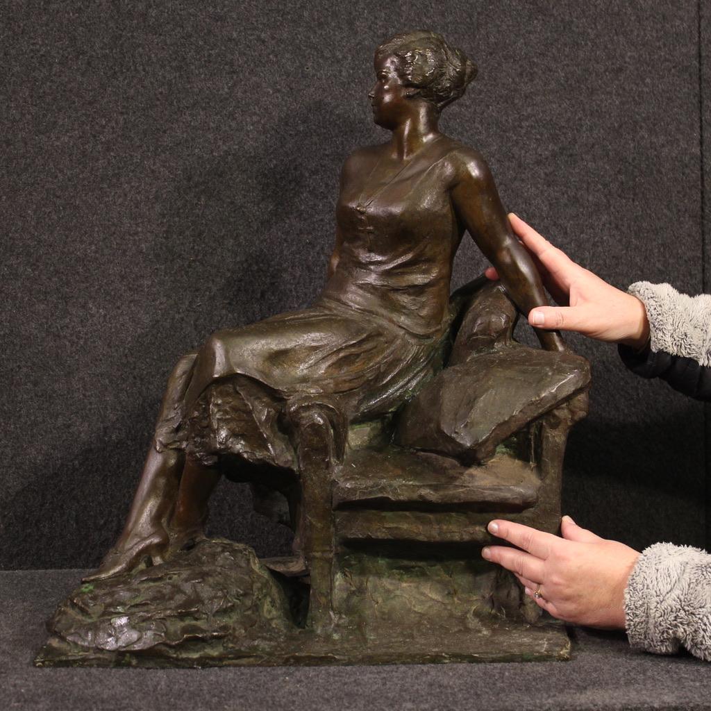 Italienische Skulptur vom 4. Juni 1925. Fein ziseliertes und patiniertes Bronzewerk, das eine weibliche Figur mit dem Titel 