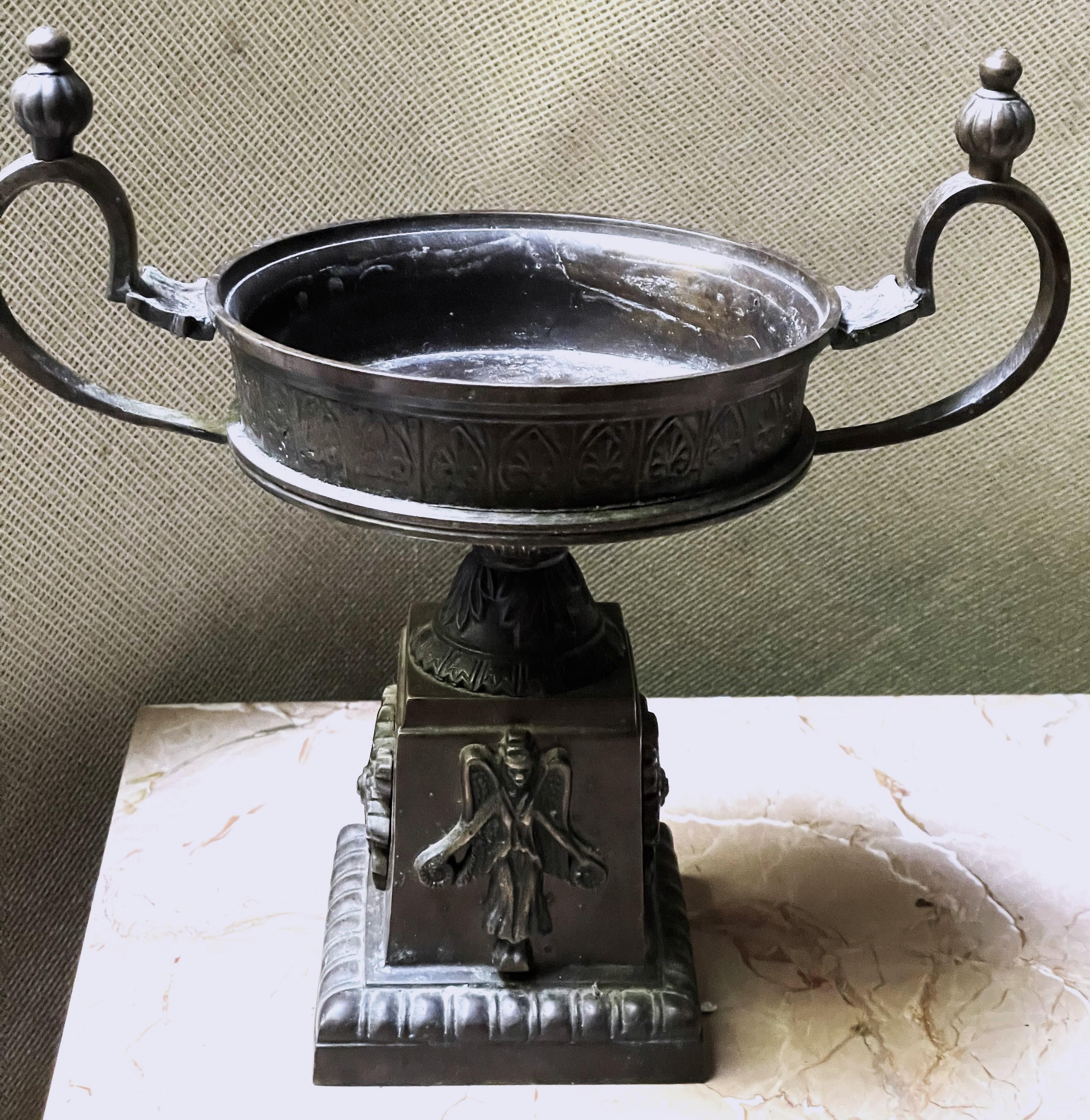 Art Nouveau Urna Tazza in bronzo del XX secolo, centrotavola portafrutta/fioriera con angelo rialzato in vendita
