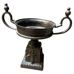 Bronze Tazza Urne Tazza Tafelaufsatz Obst-/Flowerschale Raised Angel 20. Jahrhundert 