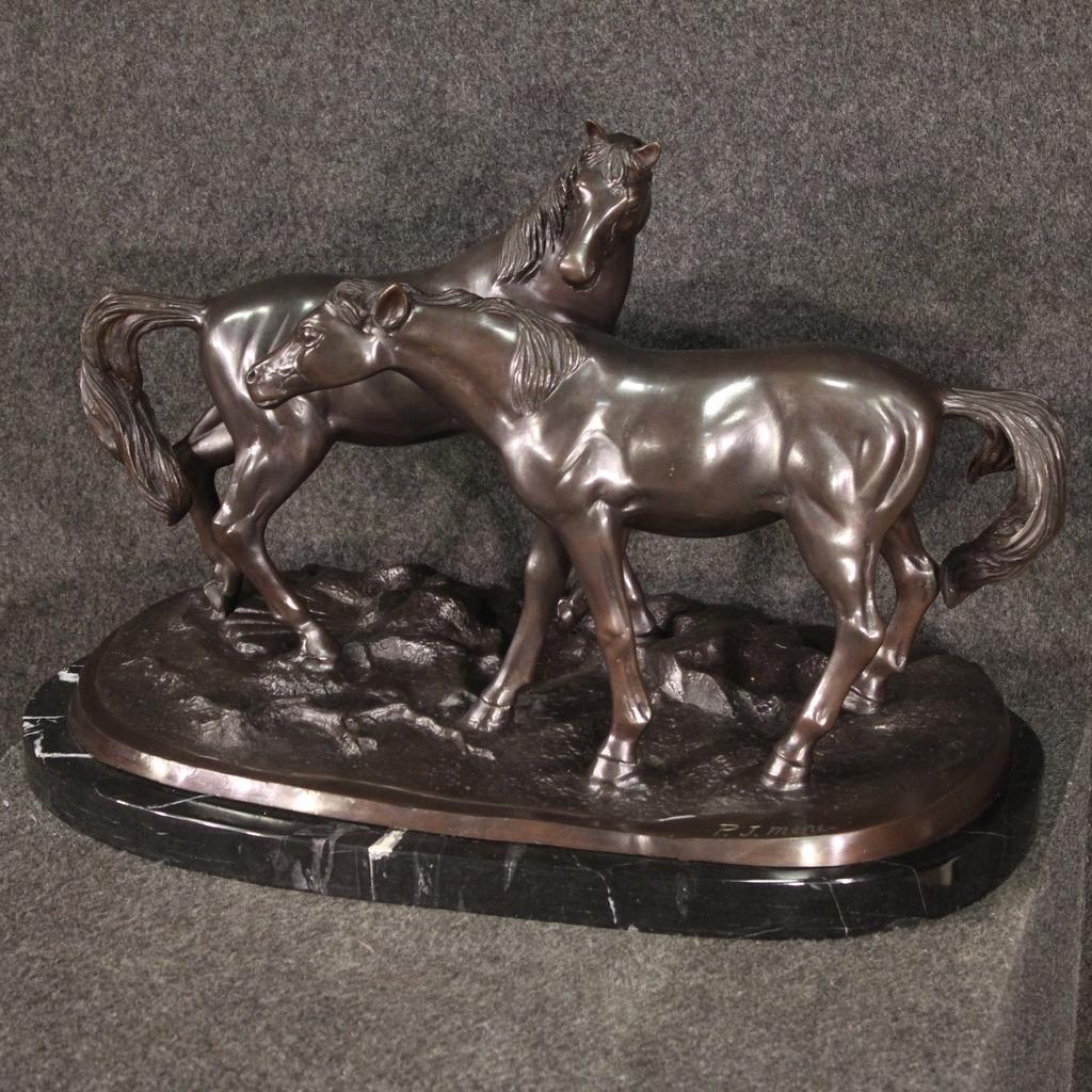 French sculpture from the second half of the 20th century. Chiseled bronze work depicting The Embrace, modern reproduction of one of the most famous sculptures by Pierre Jules Mene (1810-1879). Pair of horses on a marble base of large size and