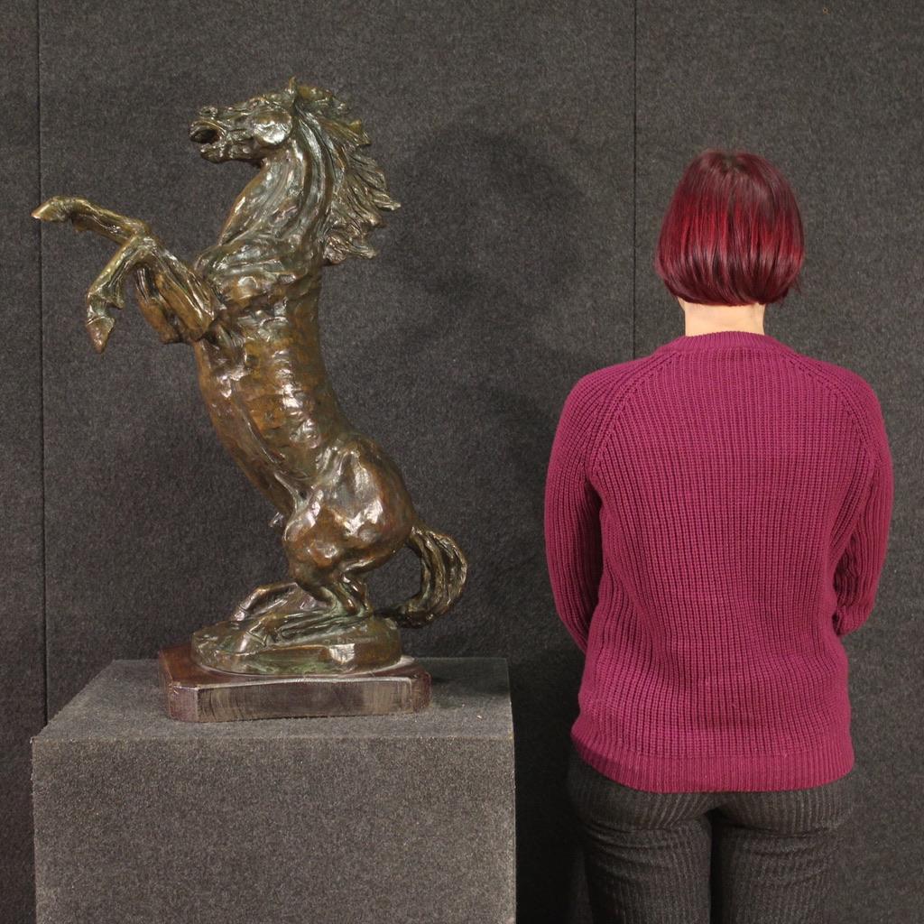 Italian bronze sculpture from the second half of the 20th century. Finely chiseled work depicting a prancing horse on an excellent quality wooden base. Sculpture of great size and impact, with a modern character, ideal for placing in a living room