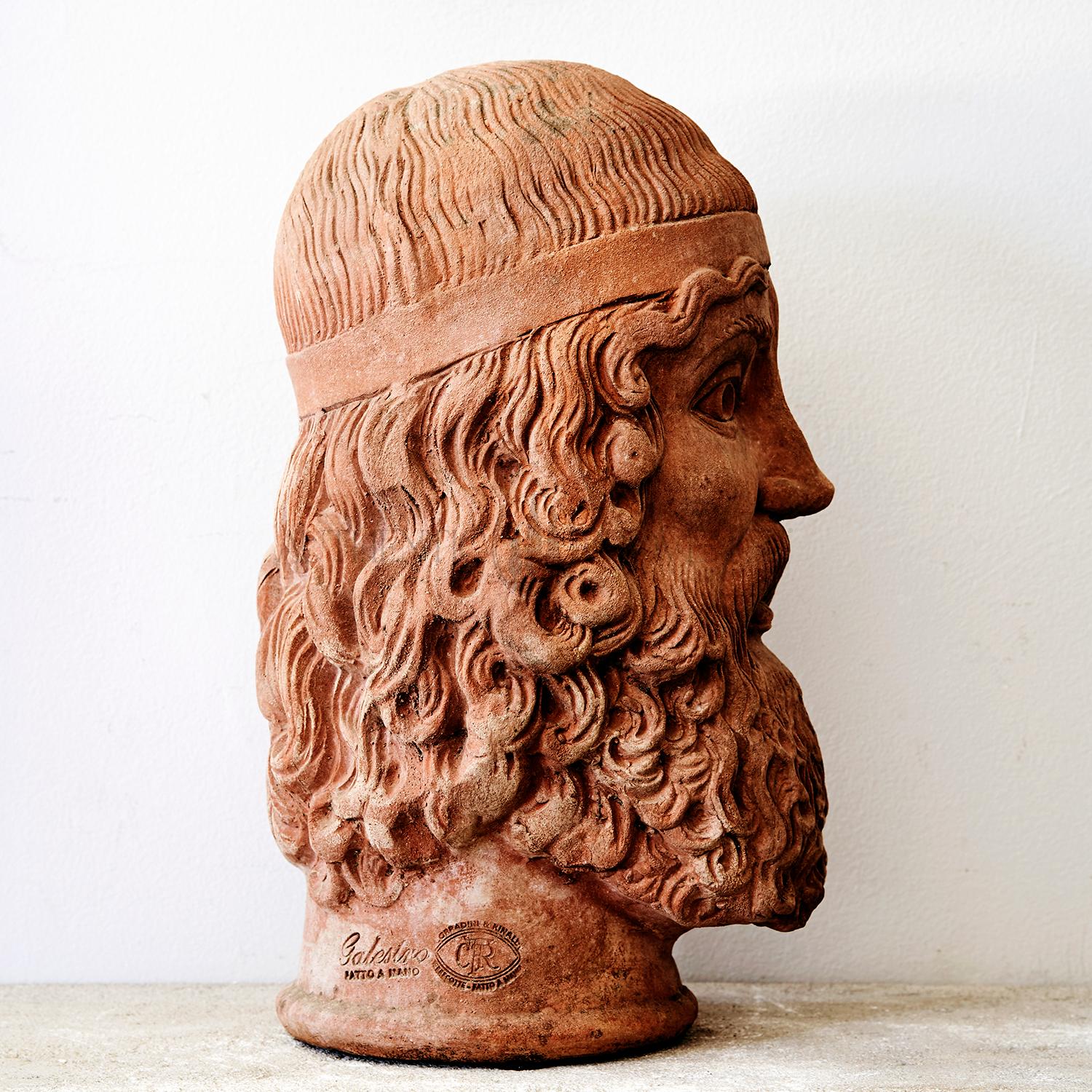 Cette tête italienne vintage détaillée est faite de terre cuite artisanale, en bon état. Usures dues à l'âge et à l'utilisation. circa 1918, Italie.

Le Bronzo di Riace est l'un des bronzes grecs représentant des guerriers barbus nus trouvés dans