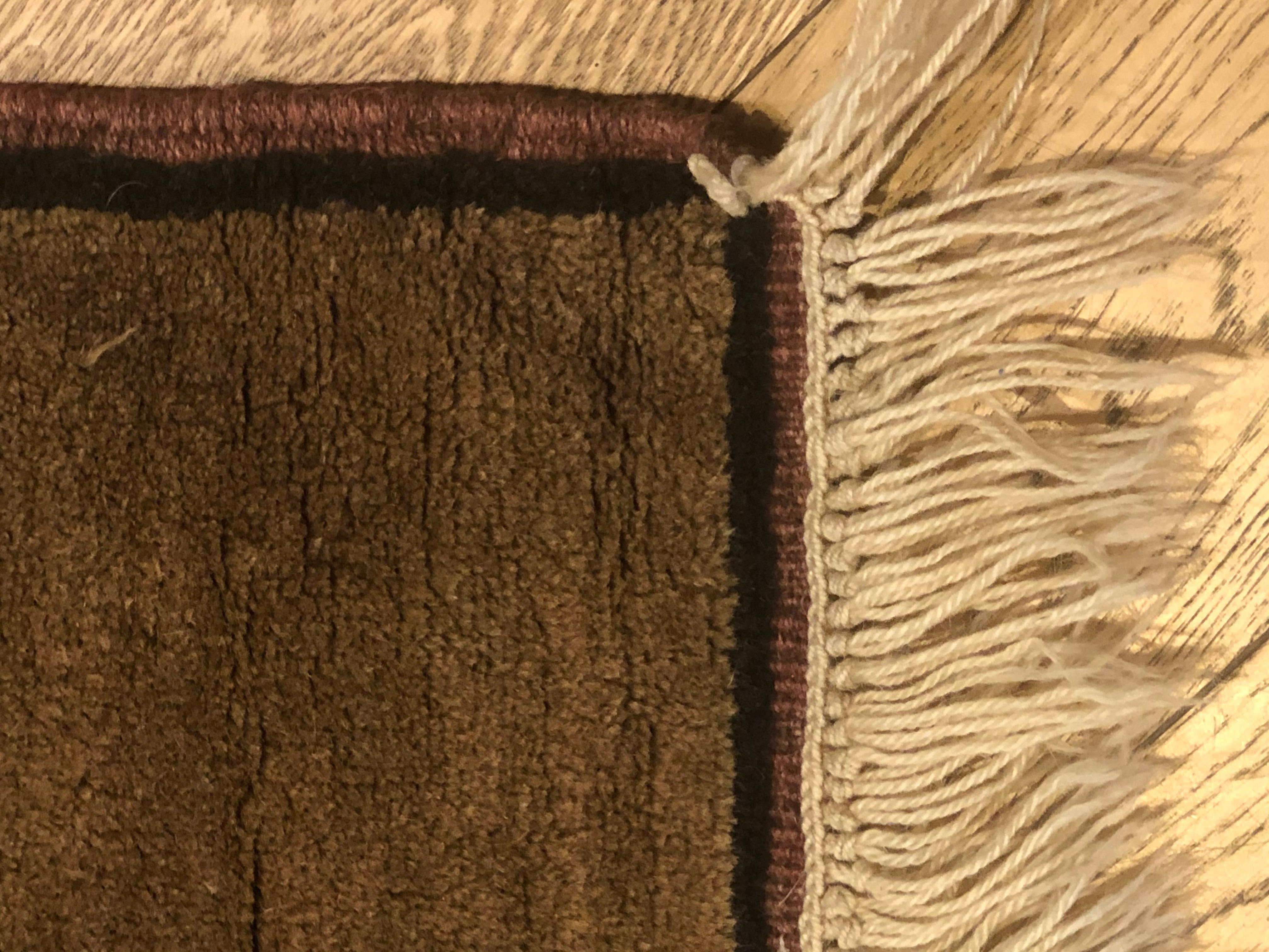 tapis turc en laine nouée à la main:: 20e siècle:: brun et beige:: joueur de golf:: 1970 Bon état - En vente à Firenze, IT
