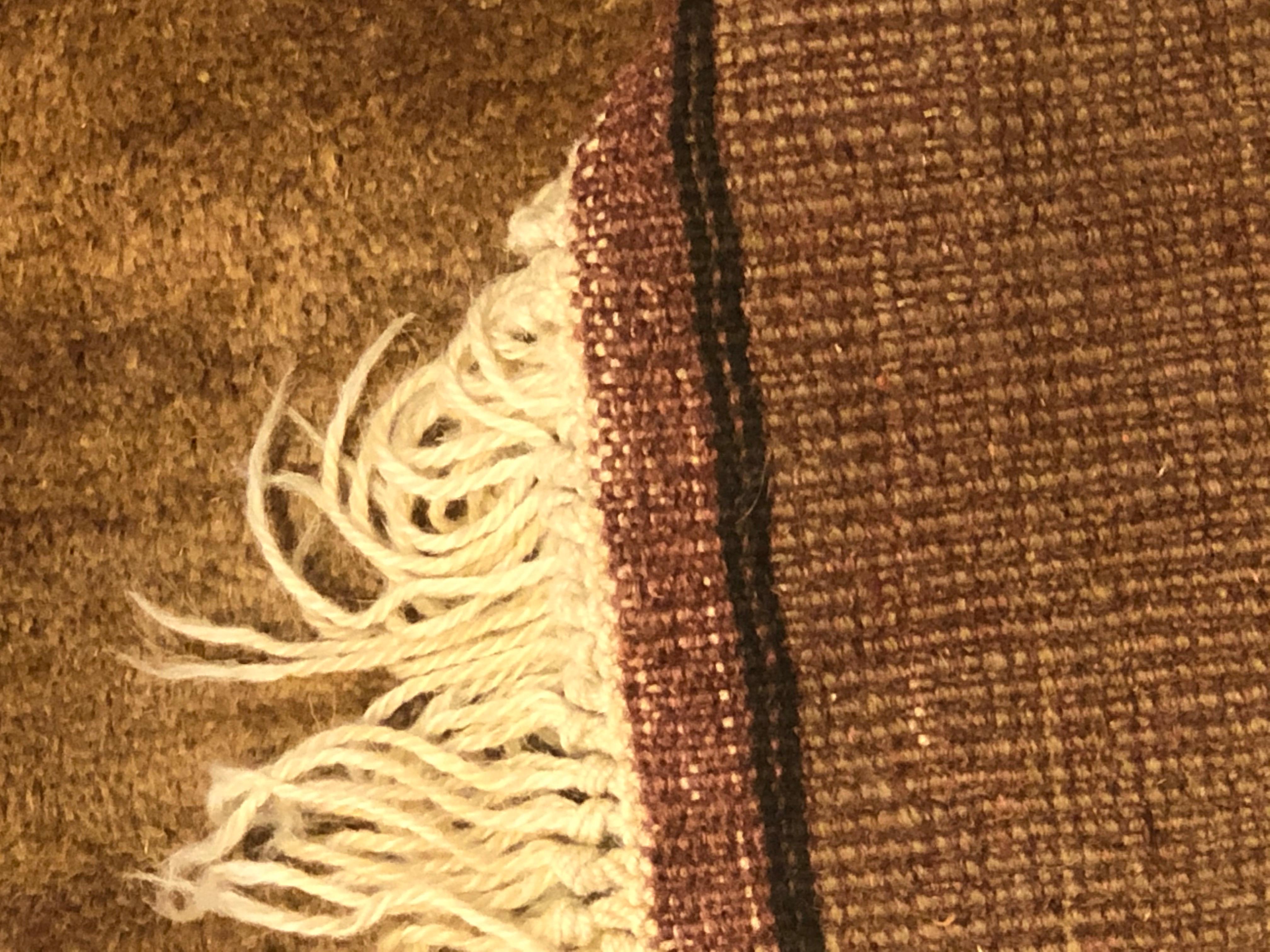 20ième siècle tapis turc en laine nouée à la main:: 20e siècle:: brun et beige:: joueur de golf:: 1970 en vente