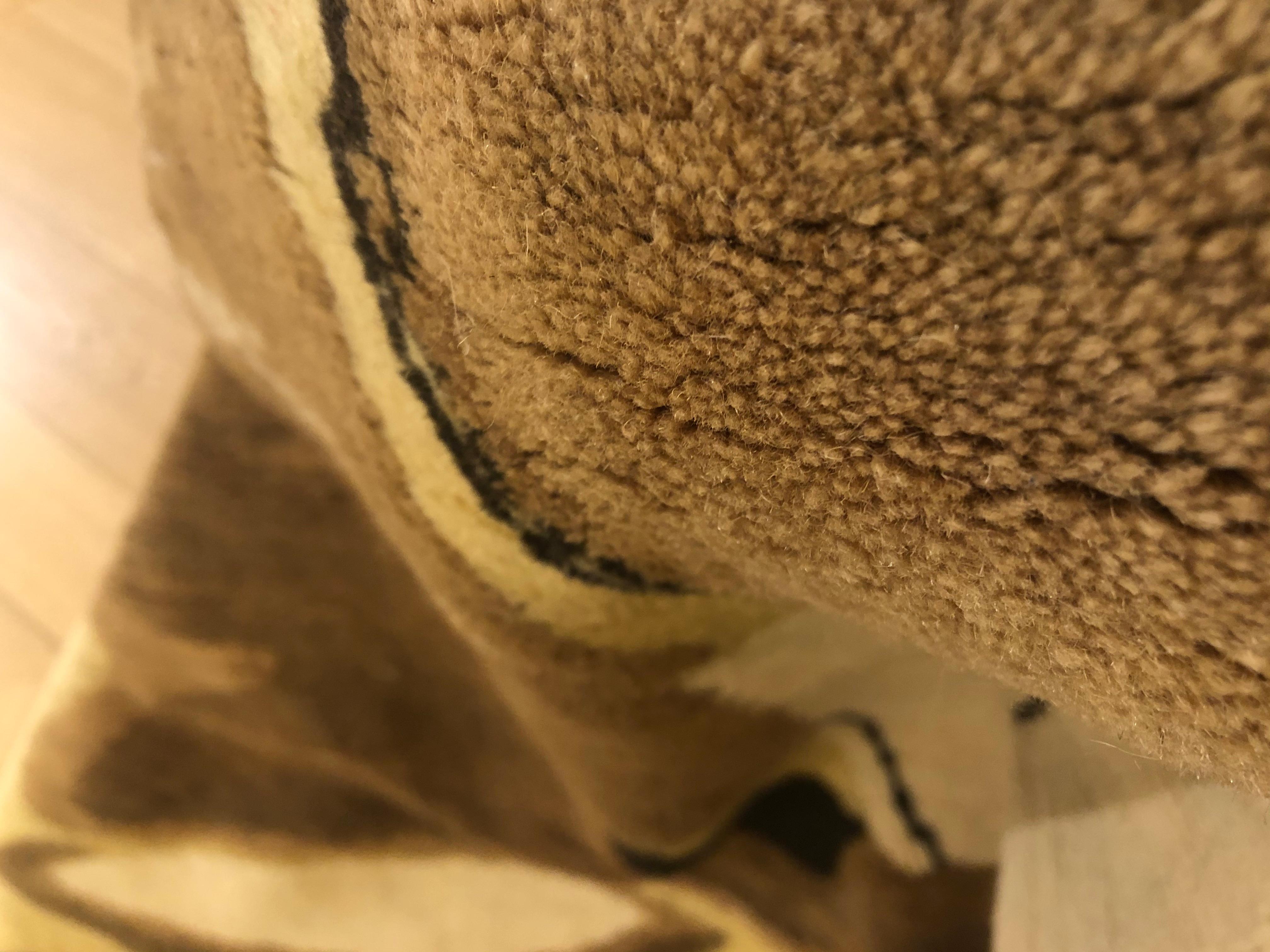 tapis turc en laine nouée à la main:: 20e siècle:: brun et beige:: joueur de golf:: 1970 en vente 2