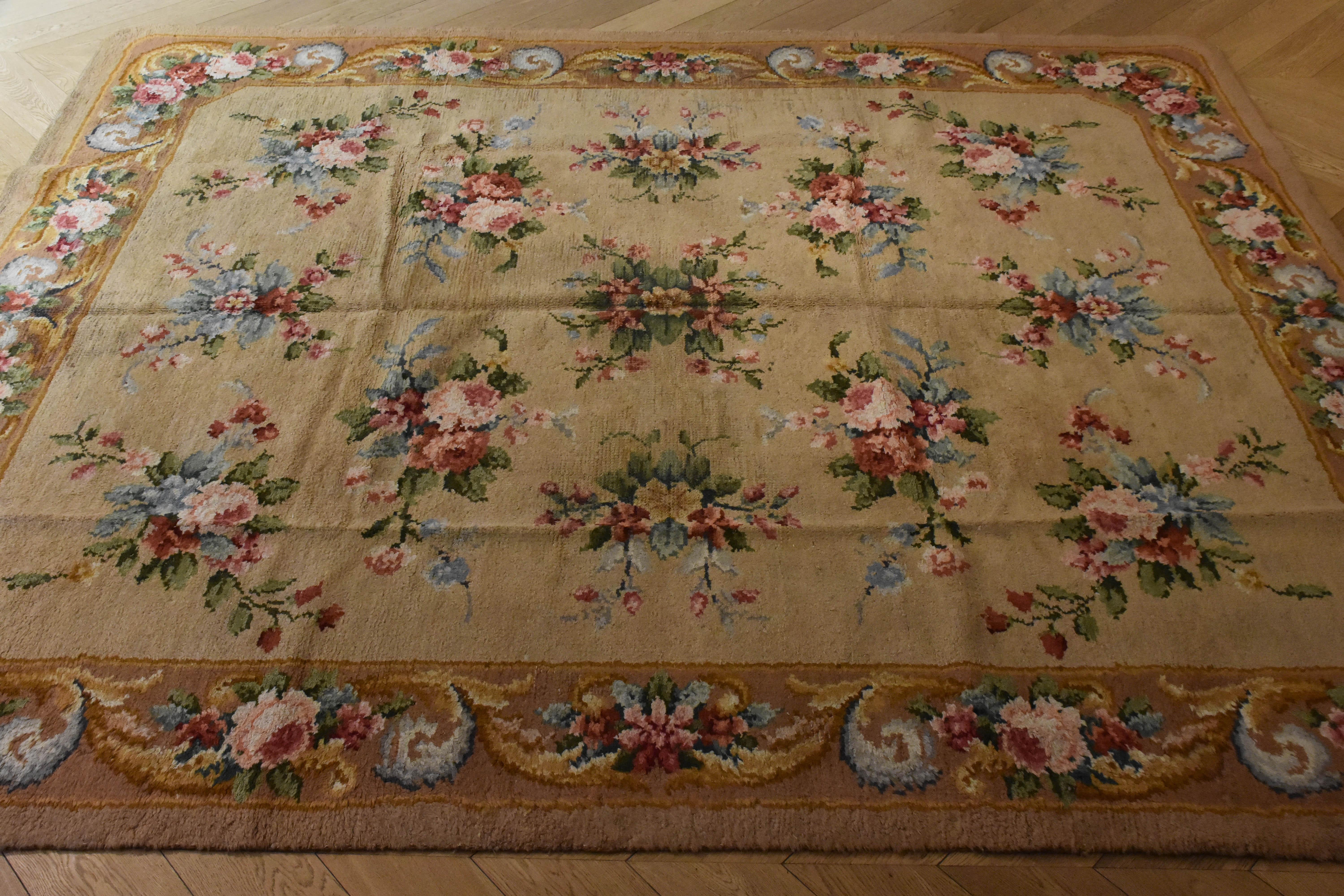 Noué à la main Tapis de Savonerie français du 20ème siècle, motifs marron et floré, vers 1920 en vente