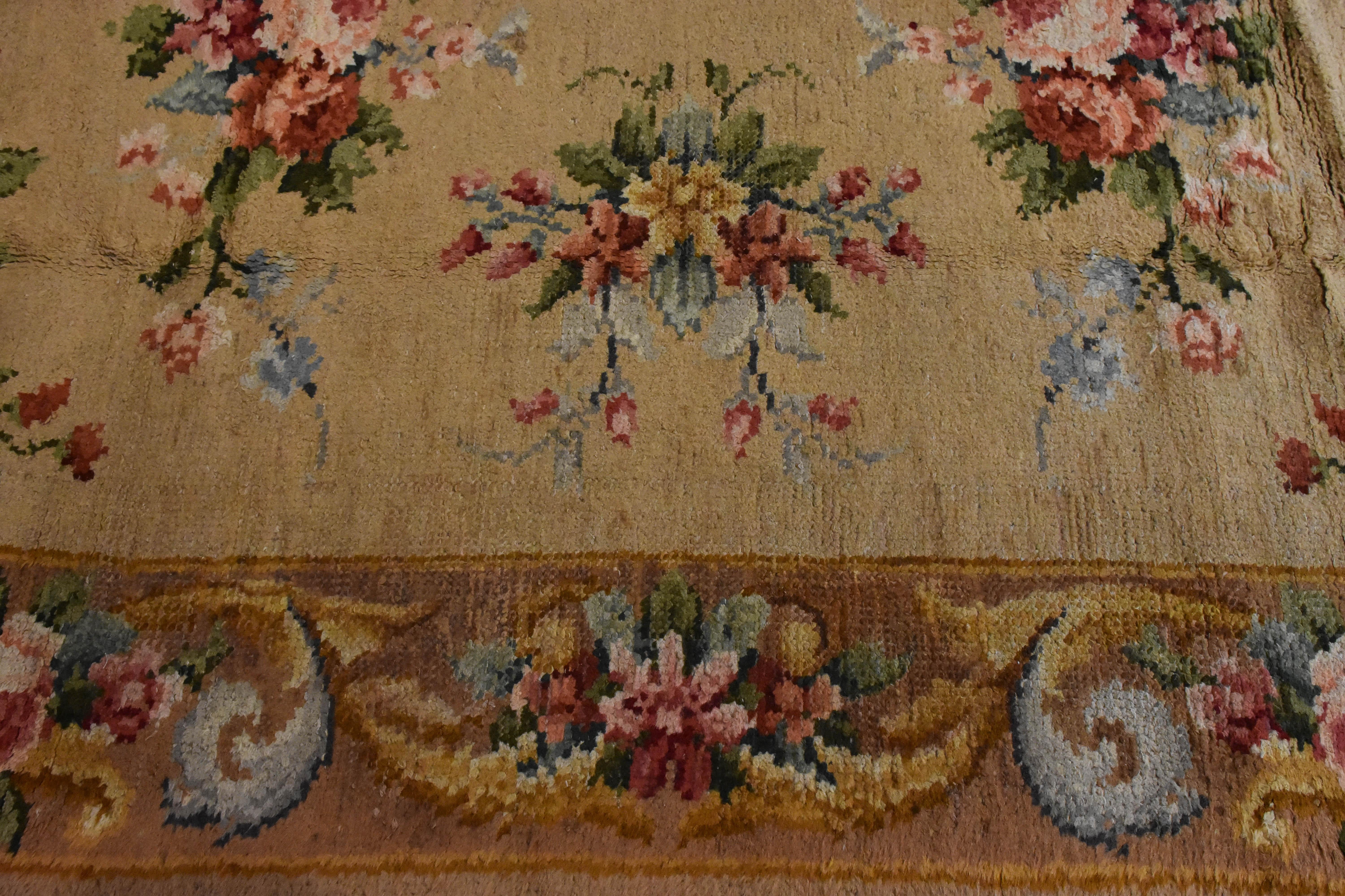 20ième siècle Tapis de Savonerie français du 20ème siècle, motifs marron et floré, vers 1920 en vente