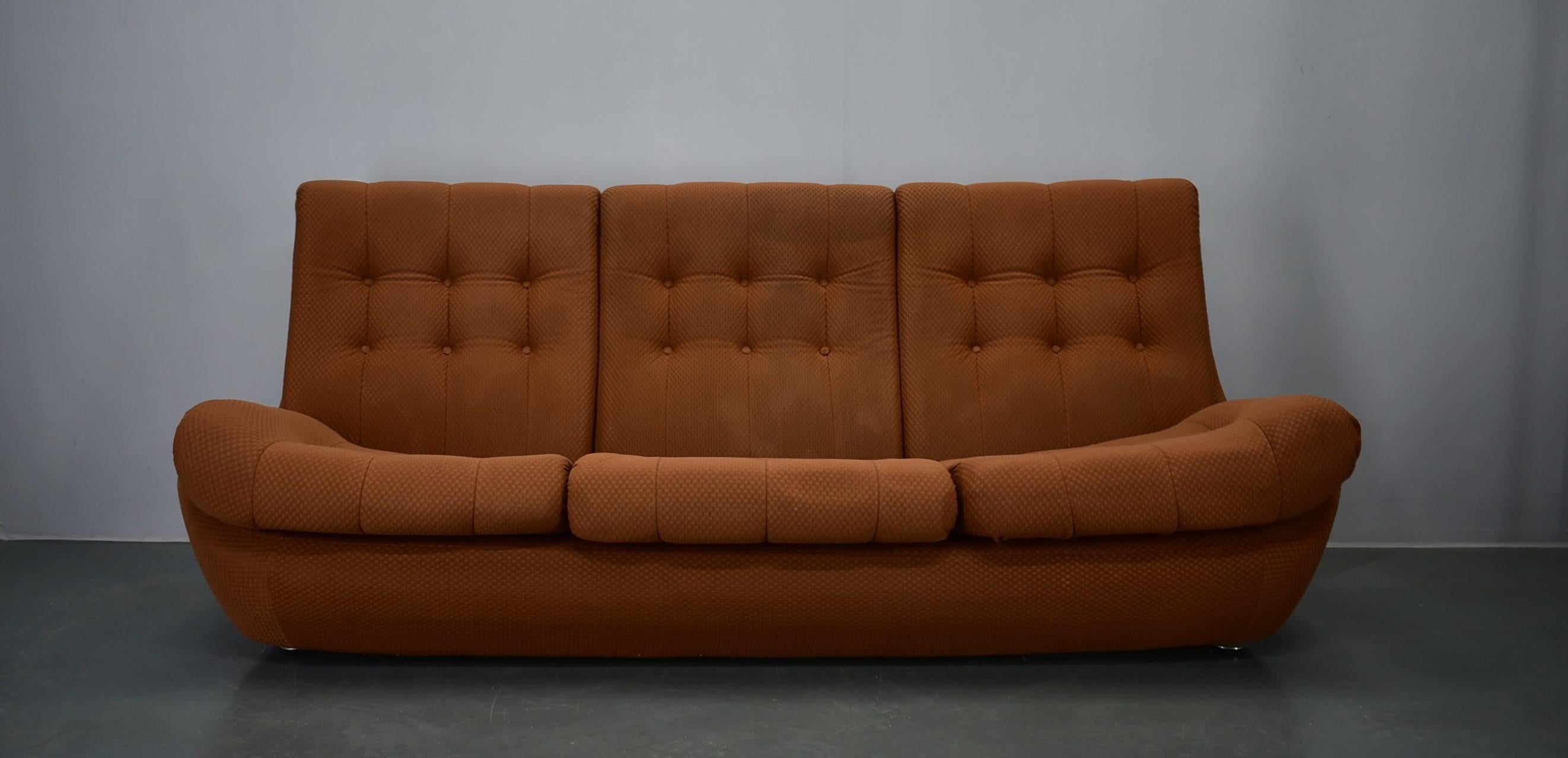 Sofá Atlantis de los años 60, fabricado en la República Checa - actualmente son únicos. Por sus dimensiones, se integran perfectamente incluso en apartamentos pequeños .   Mueble que ahorra espacio
Altura del asiento 40 cm .
Destinado a retapizado.

