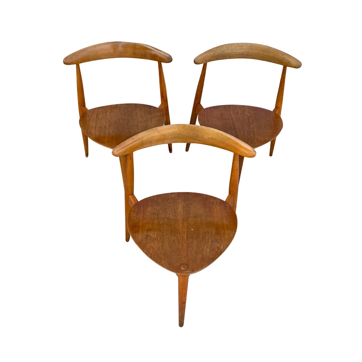 Set di tre sedie d'epoca in teak di Hans J. Wegner del XX secolo. in vendita 1