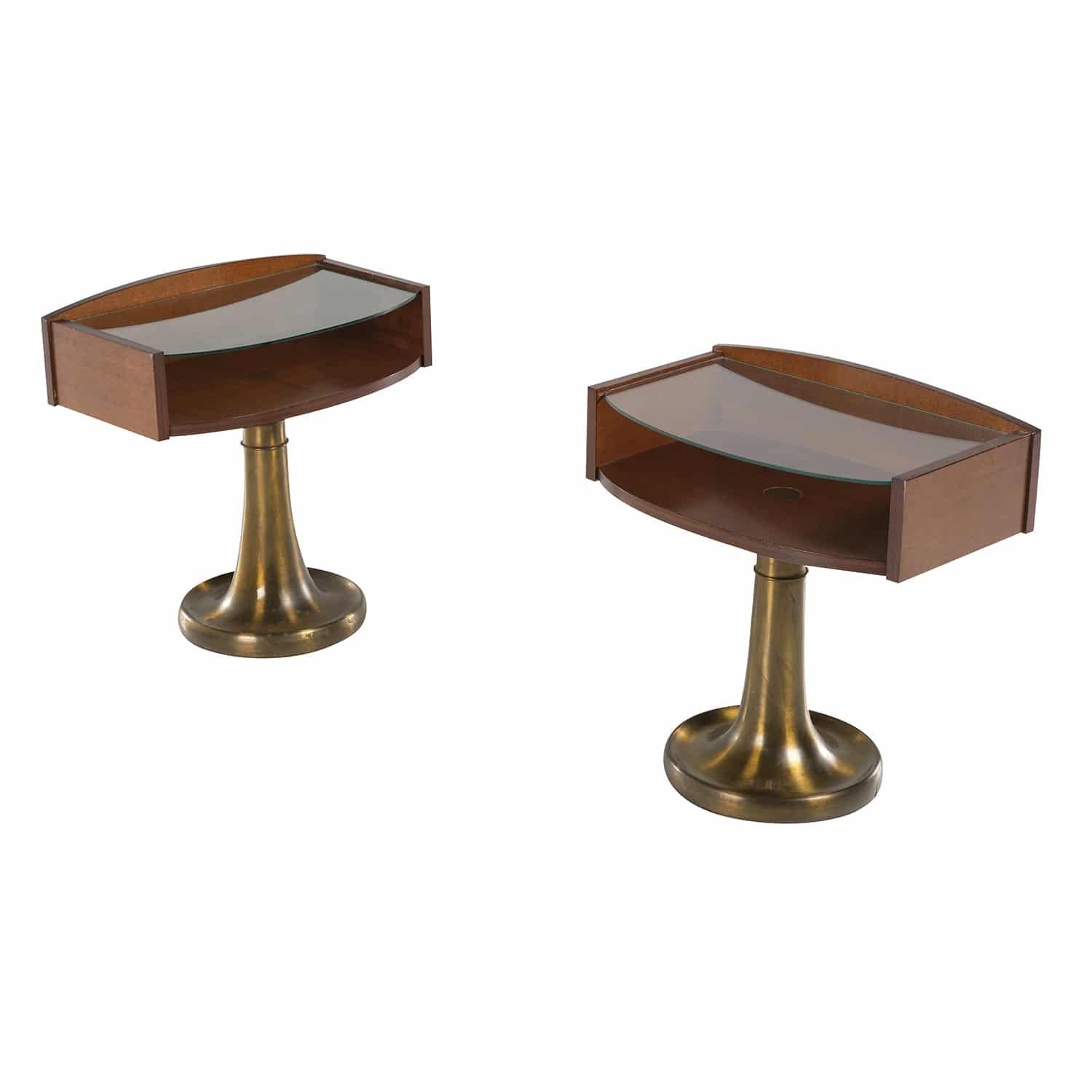 A dark-brown, vintage Mid-Century modern Italian pair of nightstands made of hand crafted polished Walnut, in good condition. The bedside tables are composed with a clear glass top, supported by a sculptural brass, bronze leg, standing on a round