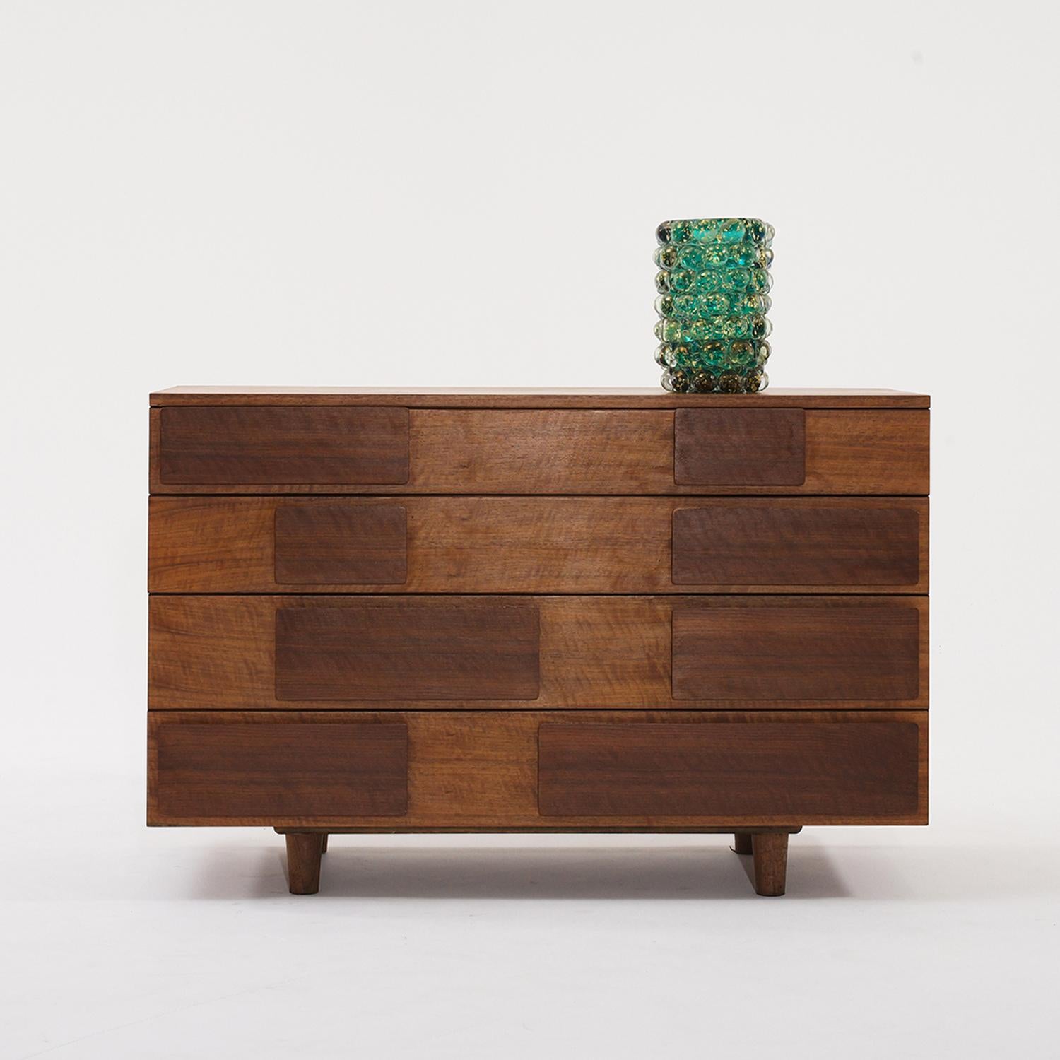 Una credenza vintage di colore marrone chiaro in noce lucidato, disegnata da Gio Ponti e prodotta da M. Singer & Sons a New York City, Stati Uniti. La scultorea cassettiera è composta da quattro ampi cassetti, che poggiano su quattro corti piedi