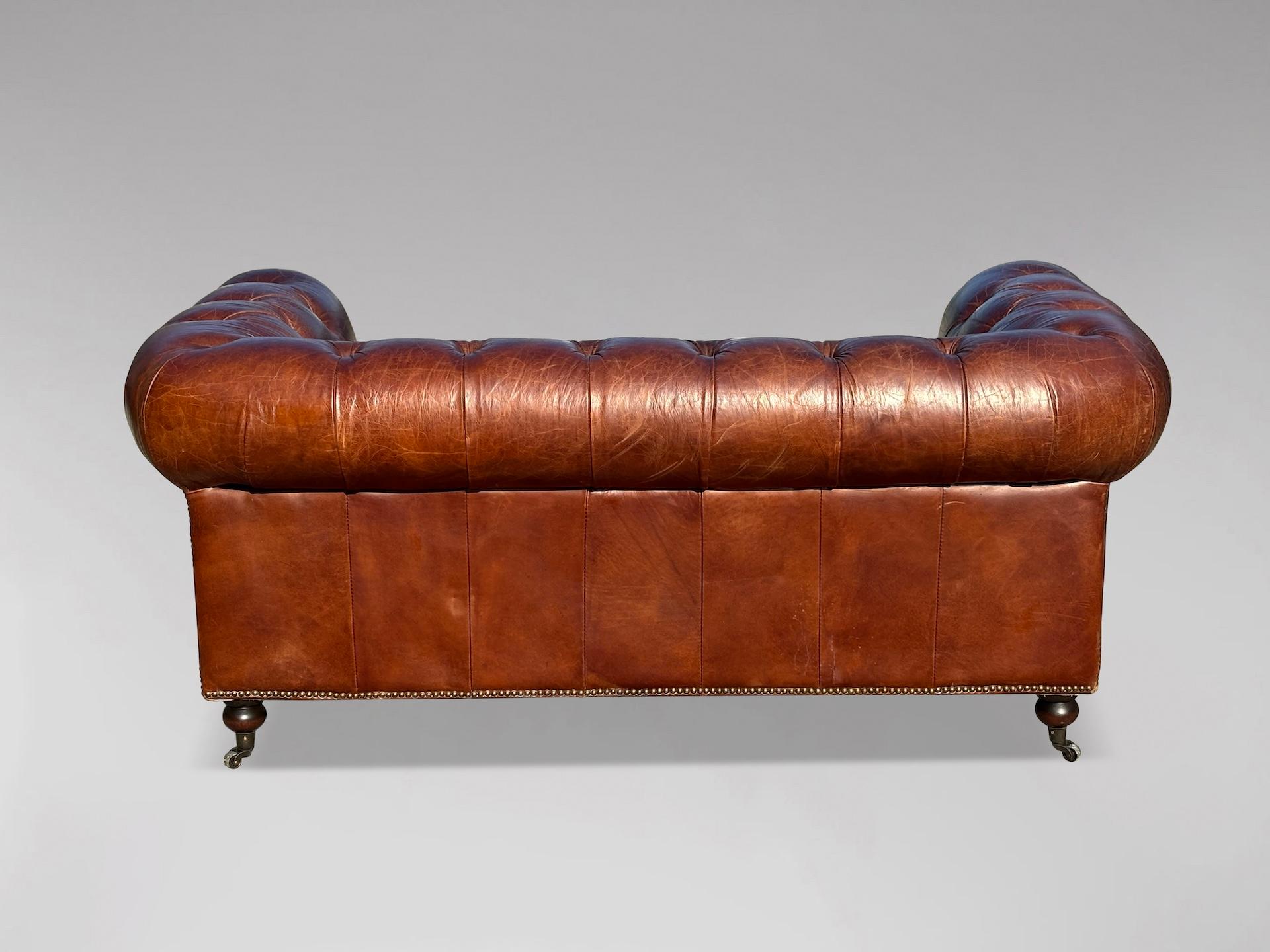 Sofá Chesterfield de 2 plazas de cuero marrón del siglo XX en venta 5