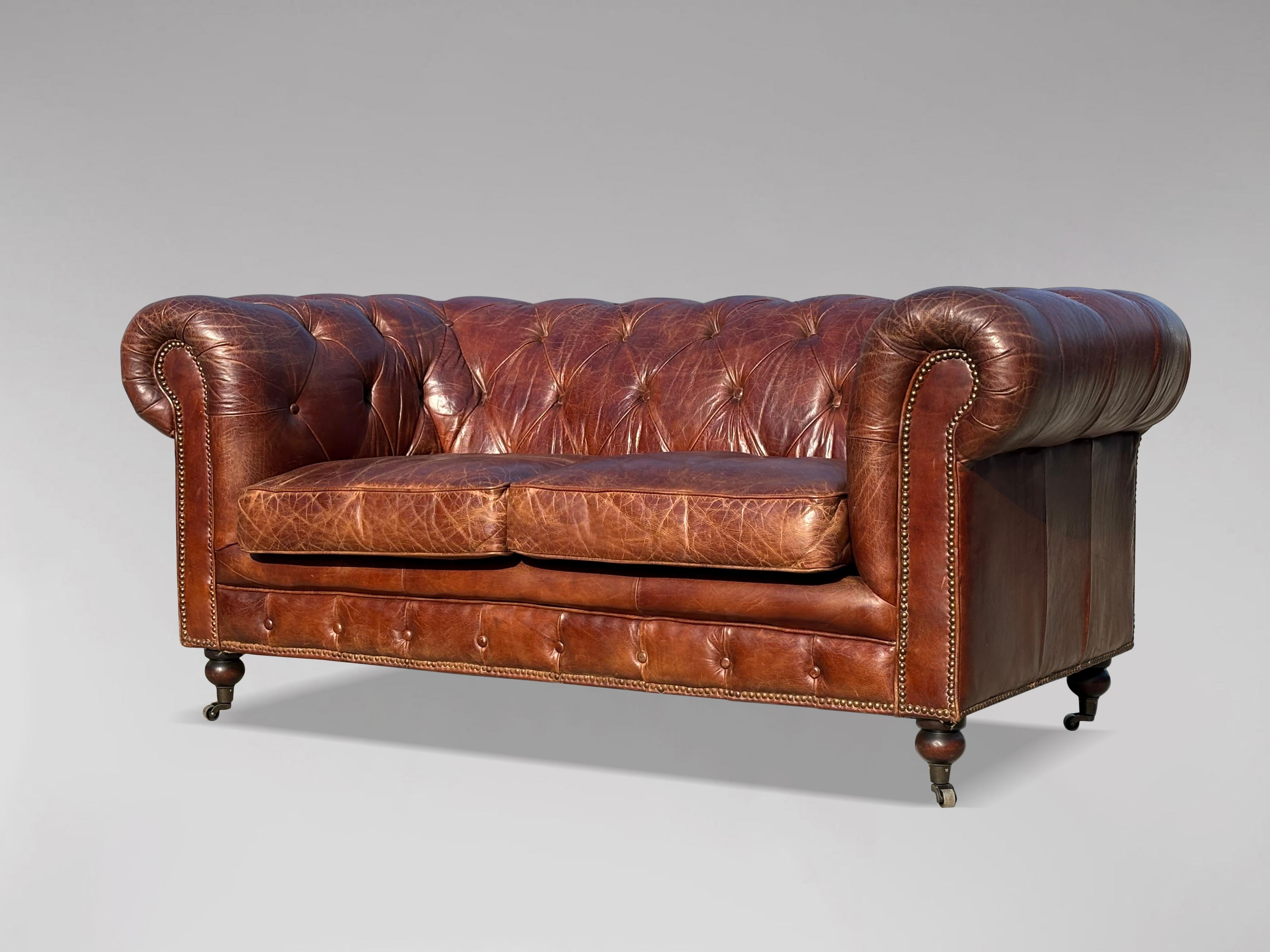 Sofá Chesterfield de 2 plazas de cuero marrón del siglo XX Británico en venta
