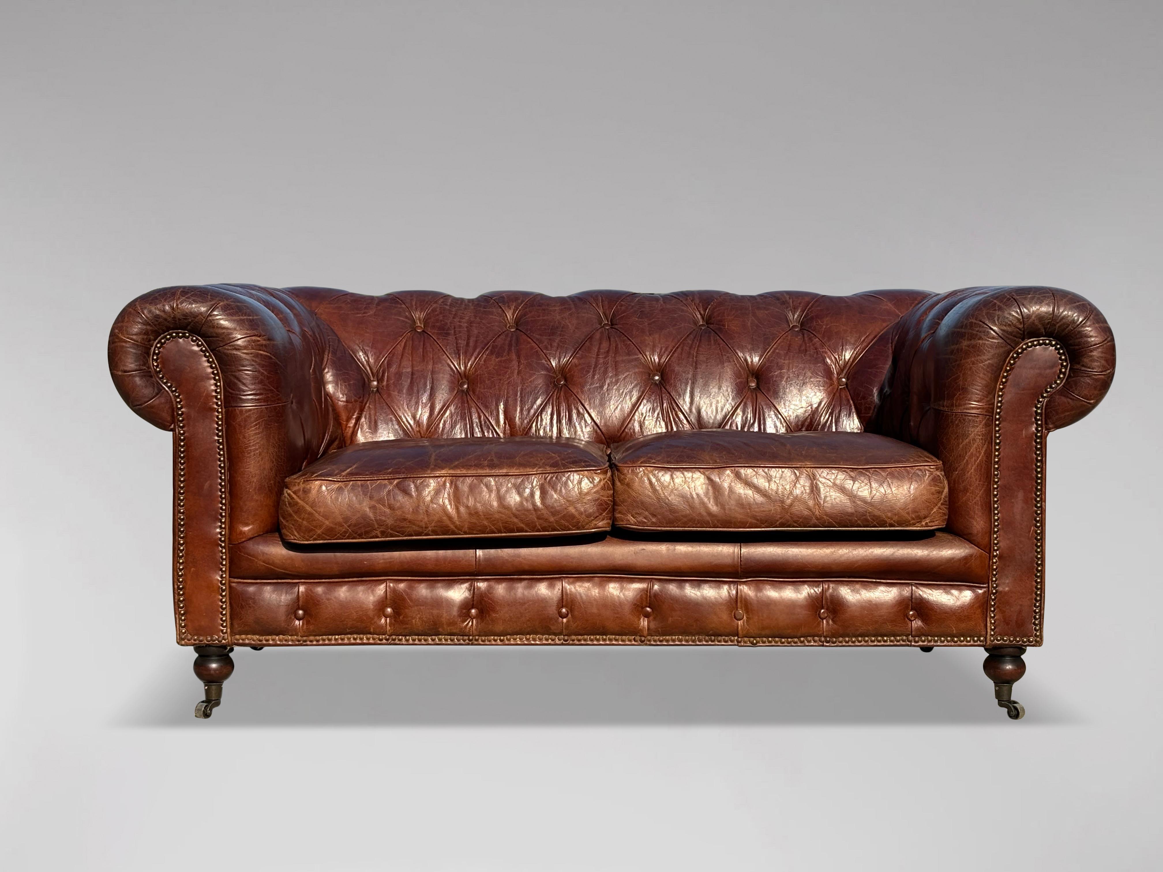 Sofá Chesterfield de 2 plazas de cuero marrón del siglo XX en Bueno estado para la venta en Petworth,West Sussex, GB