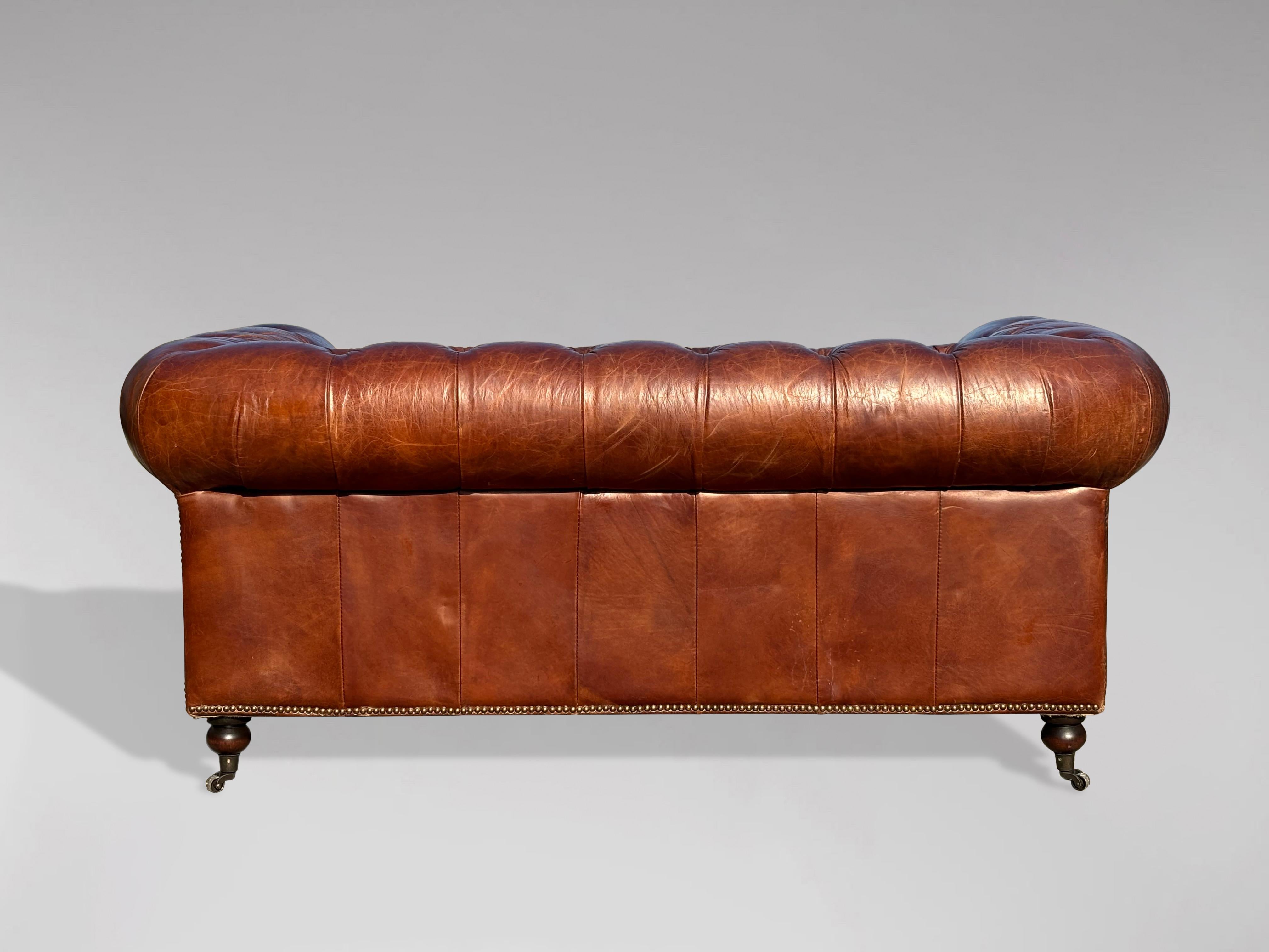 Sofá Chesterfield de 2 plazas de cuero marrón del siglo XX Cuero en venta