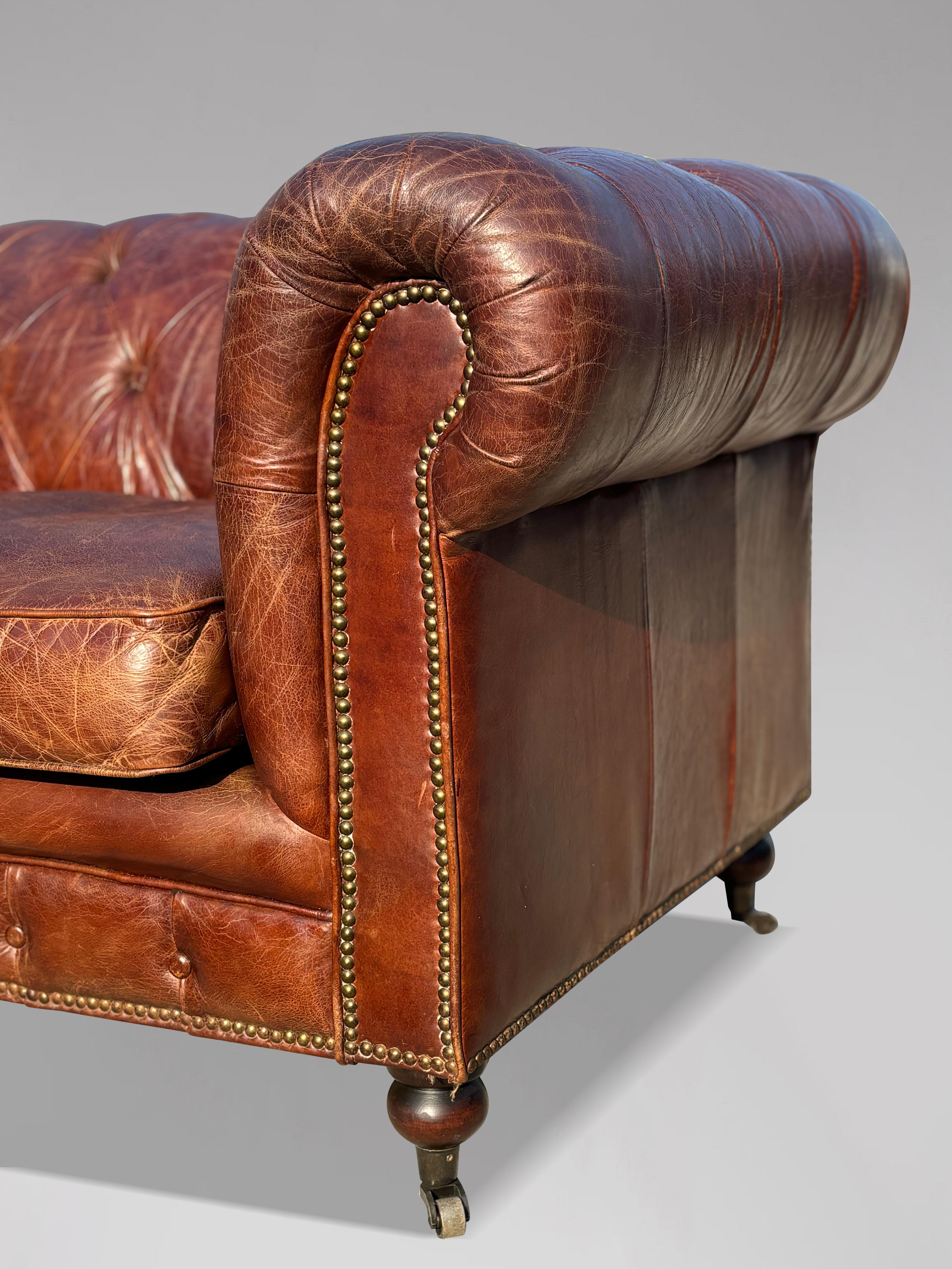 Sofá Chesterfield de 2 plazas de cuero marrón del siglo XX en venta 1