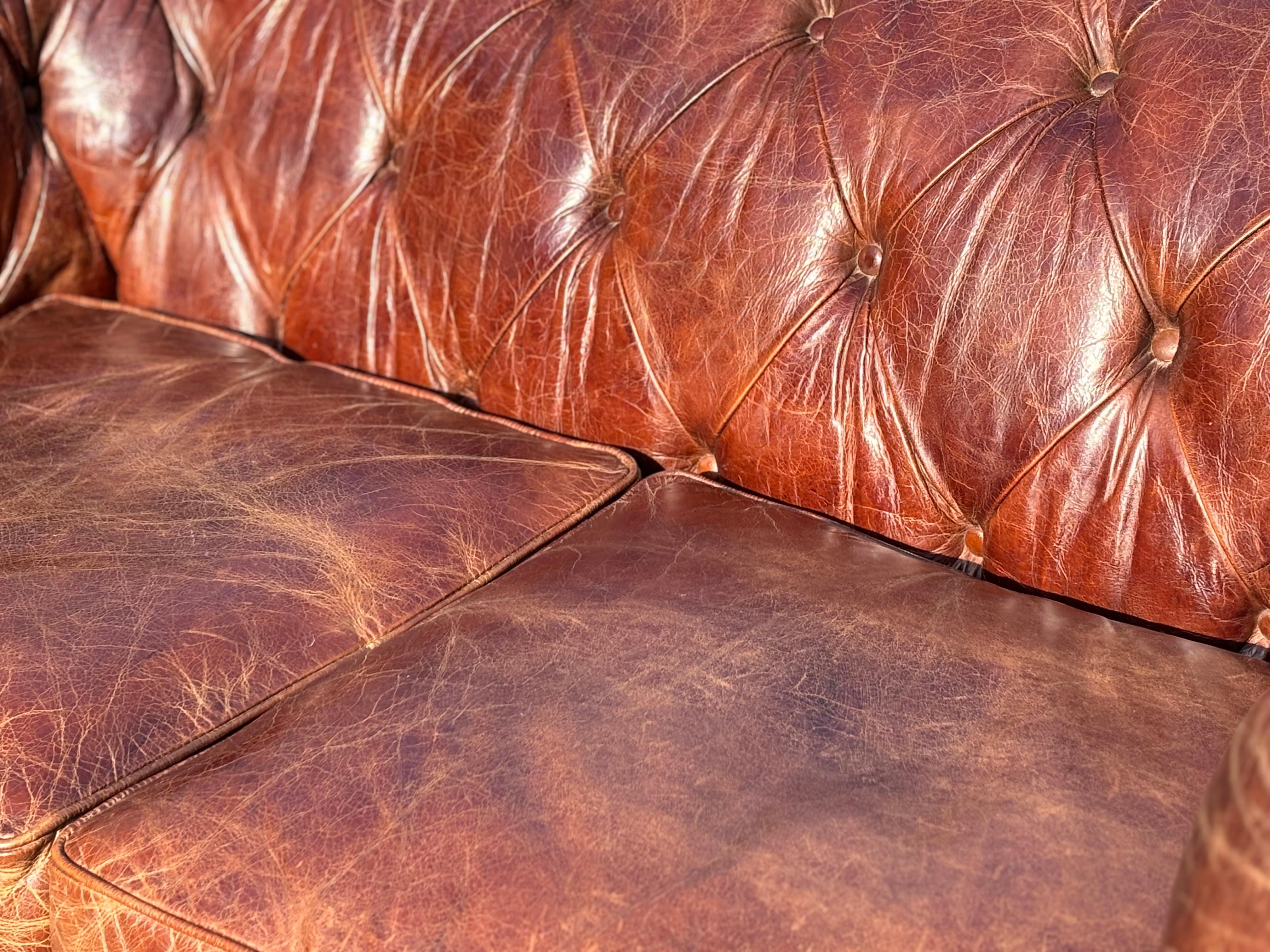 Sofá Chesterfield de 2 plazas de cuero marrón del siglo XX en venta 2