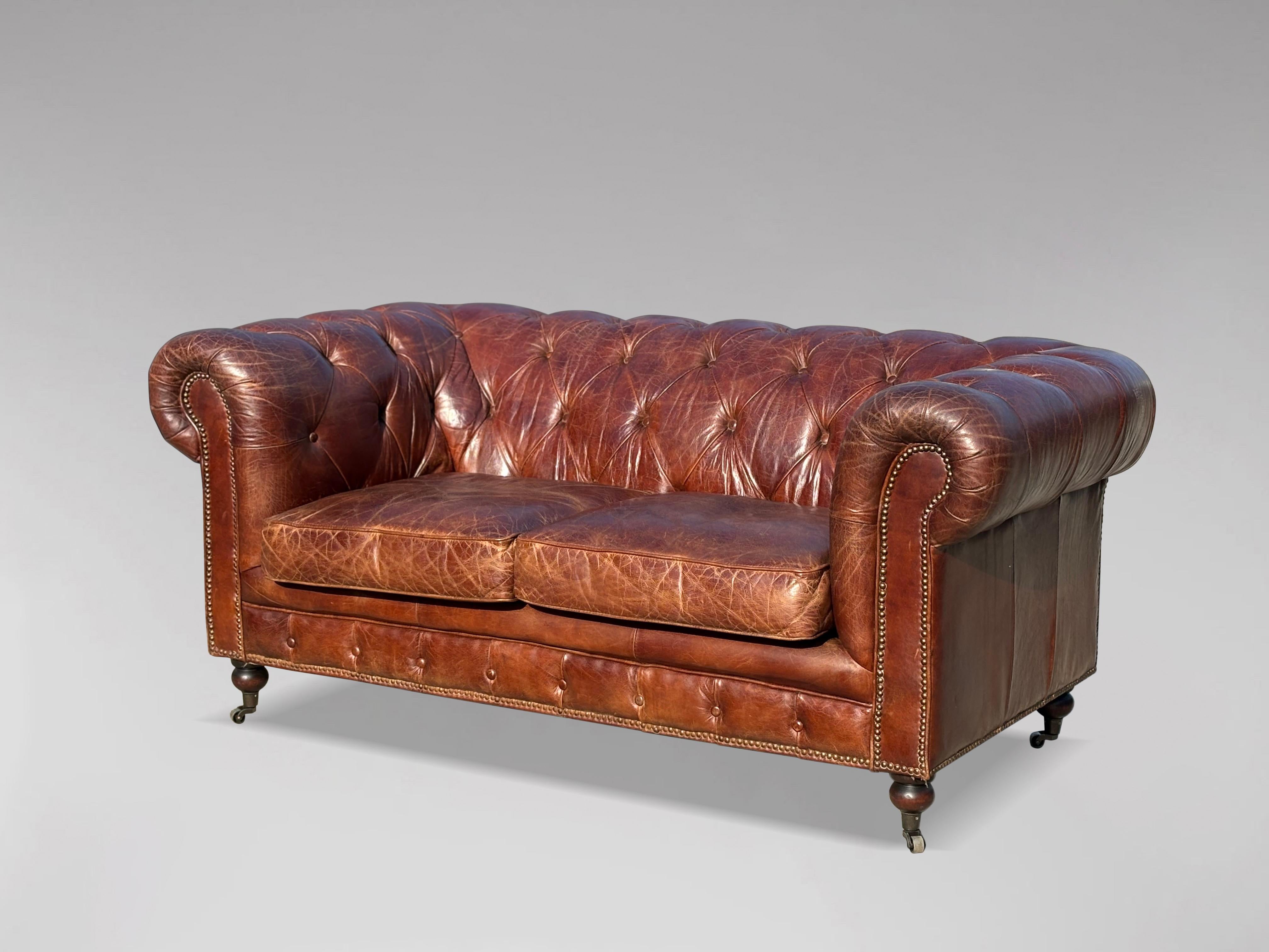 Sofá Chesterfield de 2 plazas de cuero marrón del siglo XX en venta 3