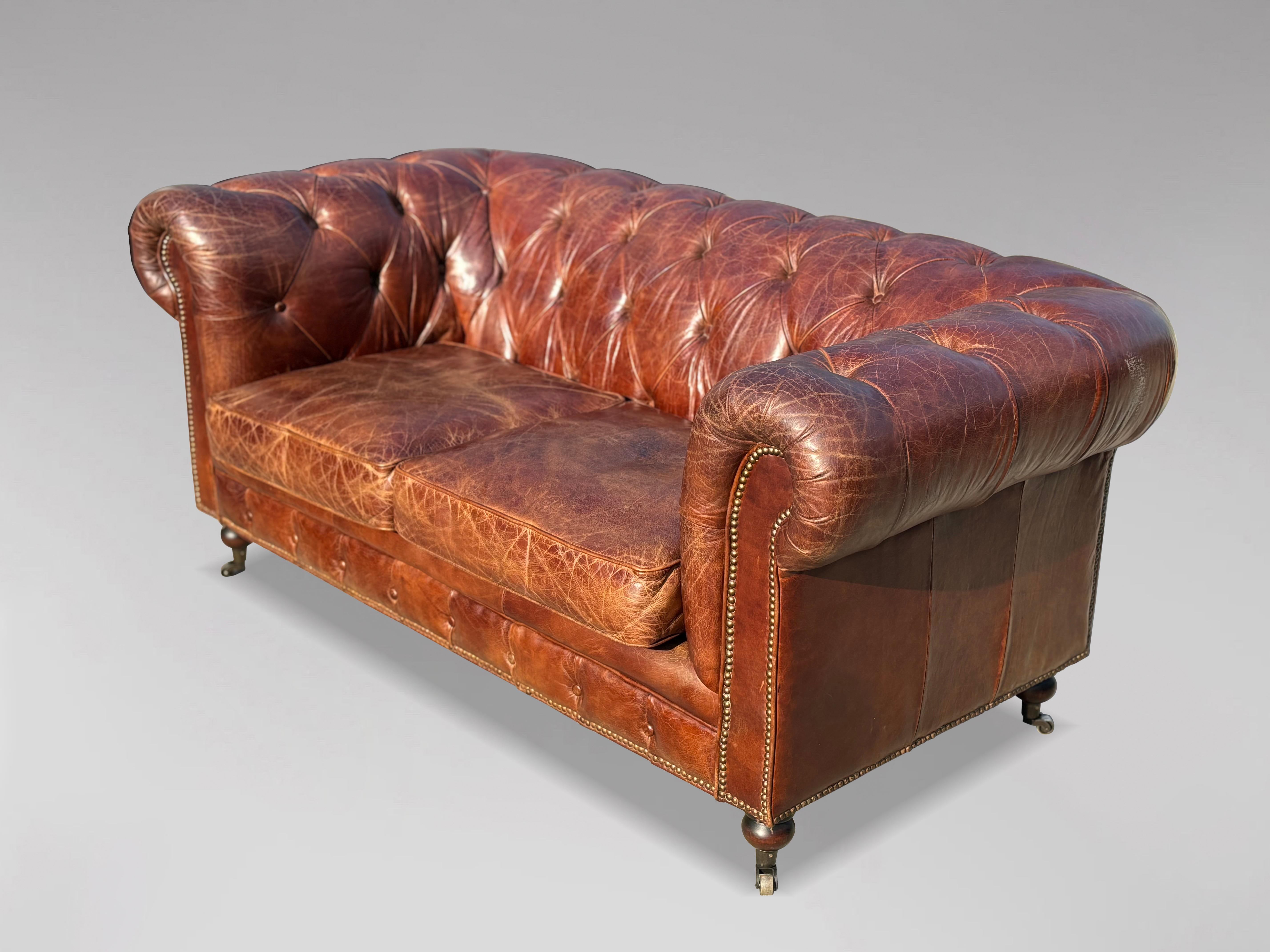 Sofá Chesterfield de 2 plazas de cuero marrón del siglo XX en venta 4