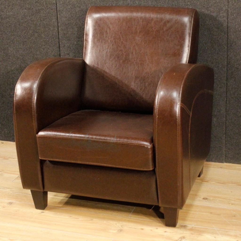 English armchair from the 1980s. Furniture upholstered in leather with beautiful wooden feet of nice decor. Armchair of good comfort adorned with seams and finished for the center. Furniture ideal to be placed in a living room or studio of excellent