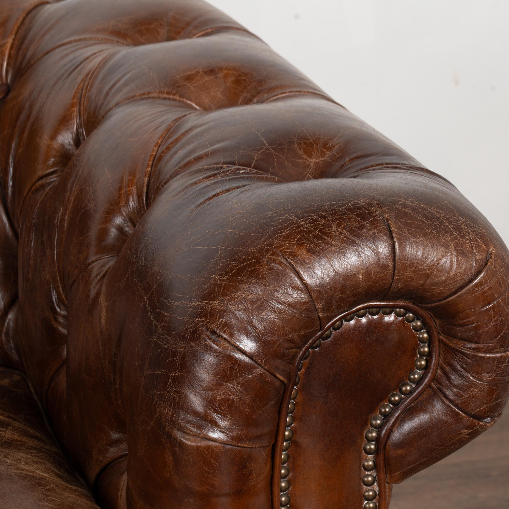 20. Jahrhundert Braunes Leder Chesterfield 2-Sitz Sofa im Angebot 6