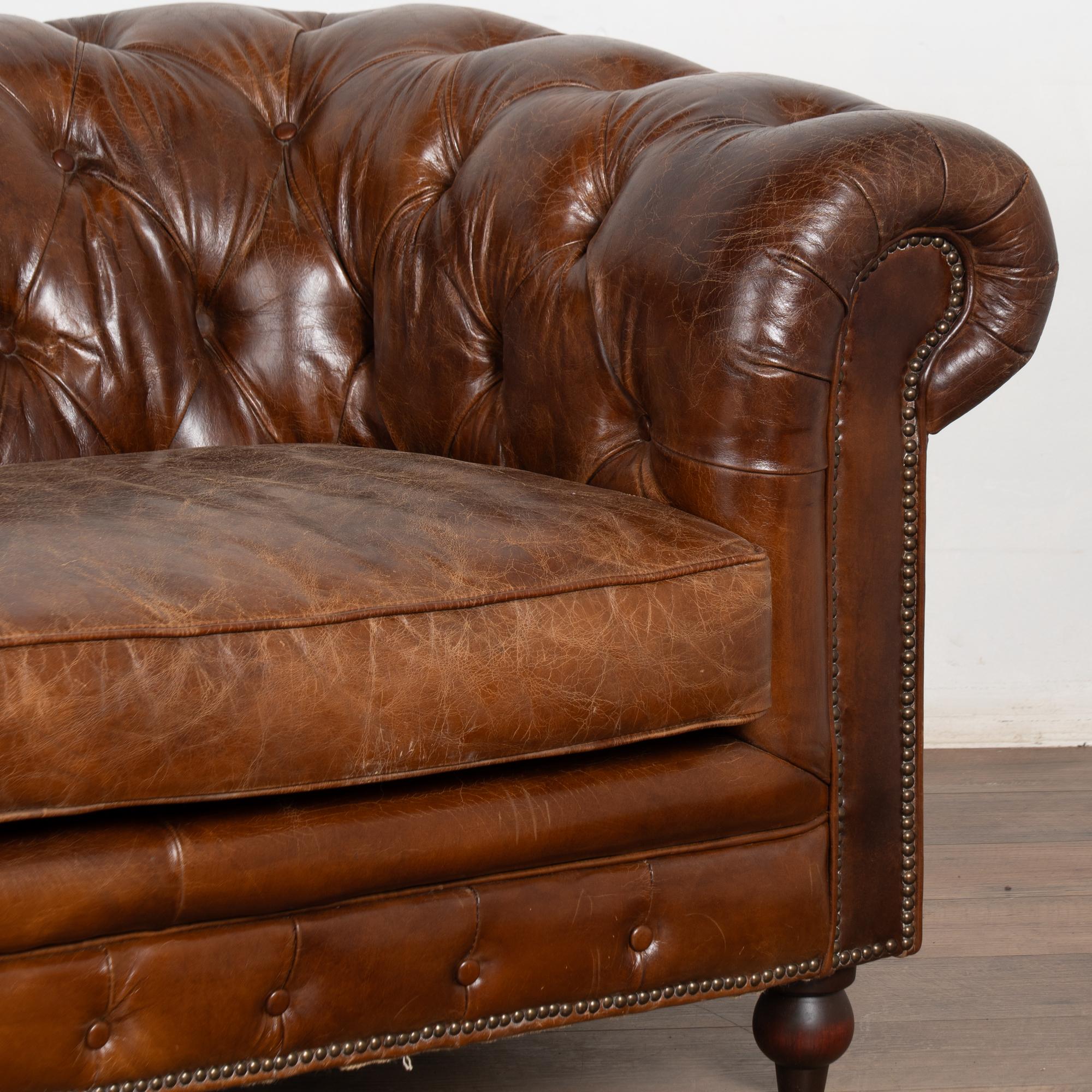 20. Jahrhundert Braunes Leder Chesterfield 2-Sitz Sofa im Angebot 7