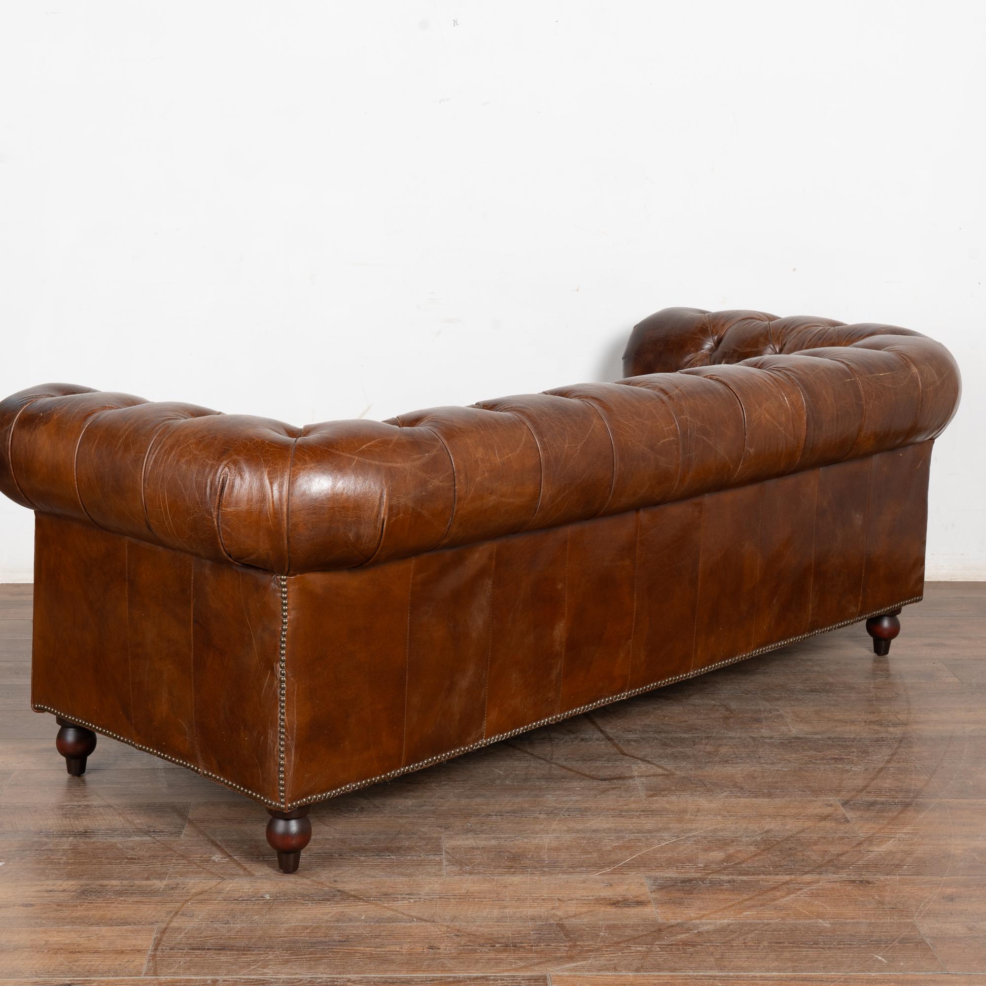 20. Jahrhundert Braunes Leder Chesterfield 2-Sitz Sofa im Angebot 8