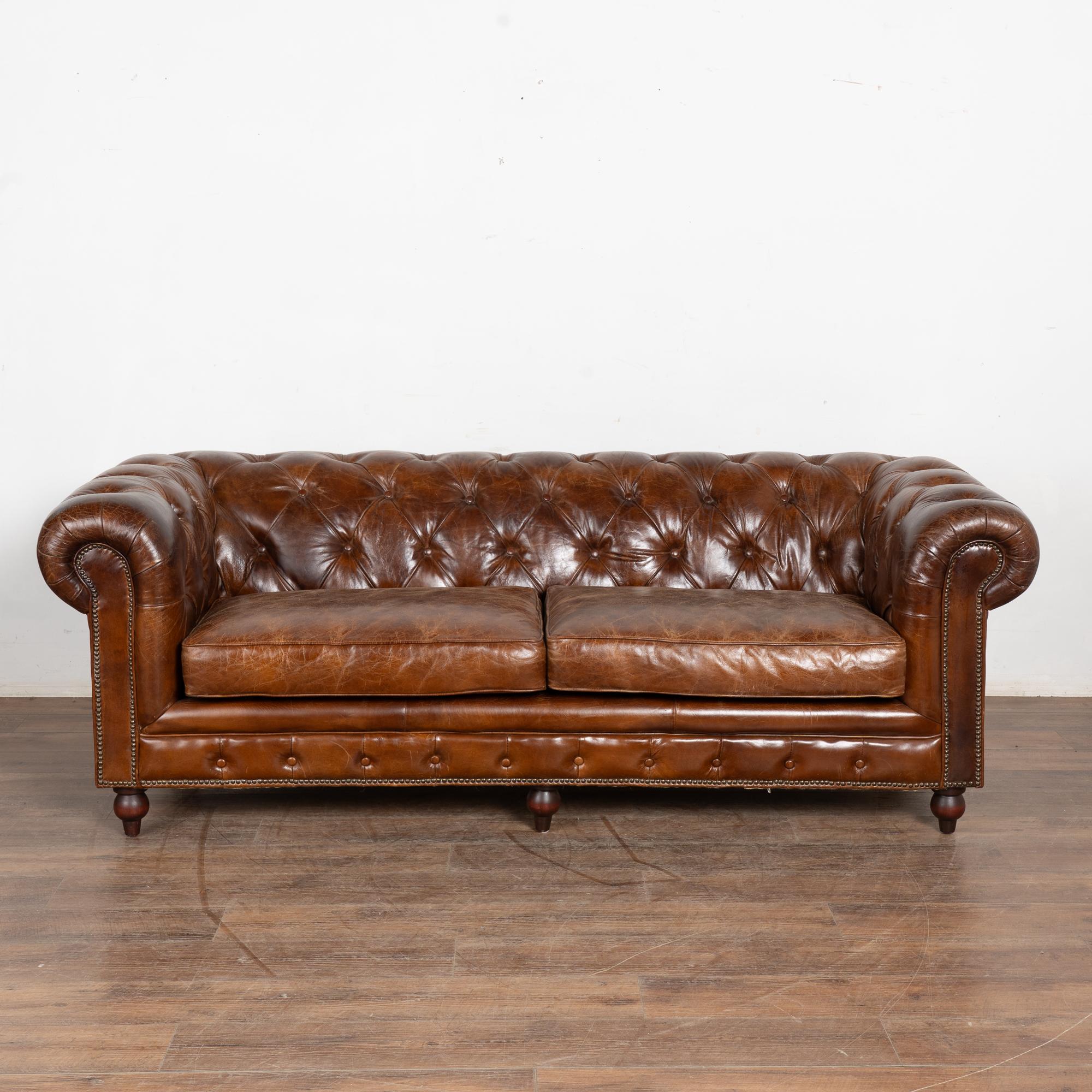 20. Jahrhundert Braunes Leder Chesterfield 2-Sitz Sofa (Dänisch) im Angebot