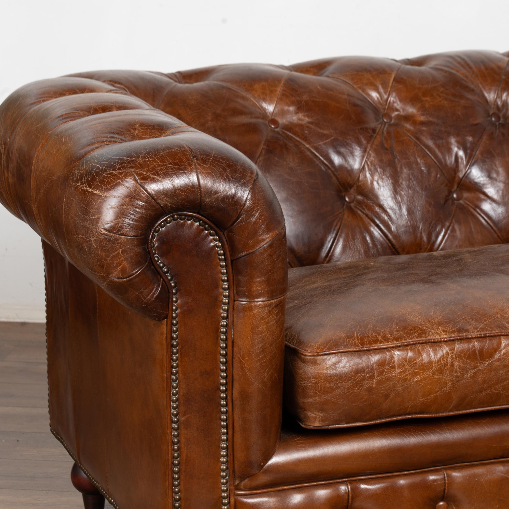 20. Jahrhundert Braunes Leder Chesterfield 2-Sitz Sofa im Zustand „Gut“ im Angebot in Round Top, TX