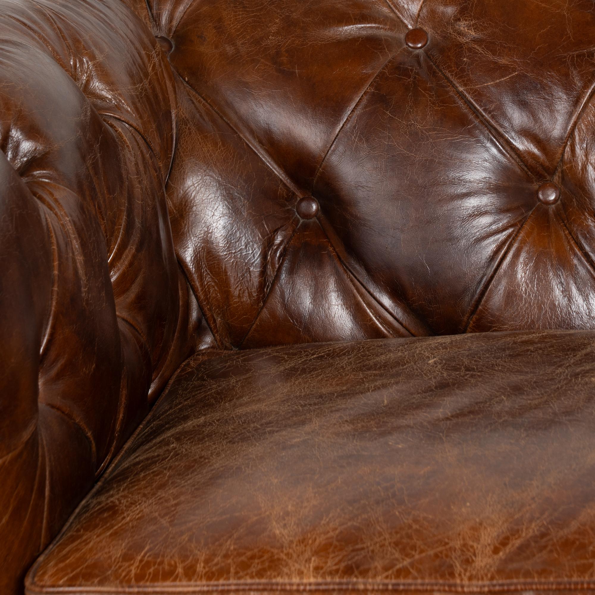 20. Jahrhundert Braunes Leder Chesterfield 2-Sitz Sofa im Angebot 1