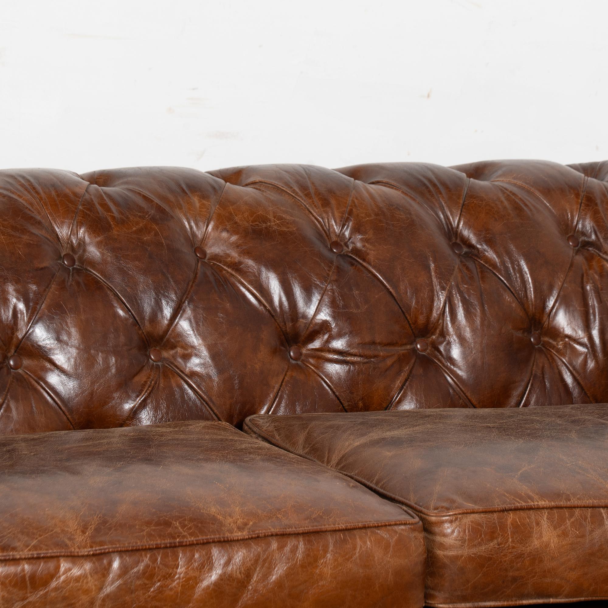 20. Jahrhundert Braunes Leder Chesterfield 2-Sitz Sofa im Angebot 2