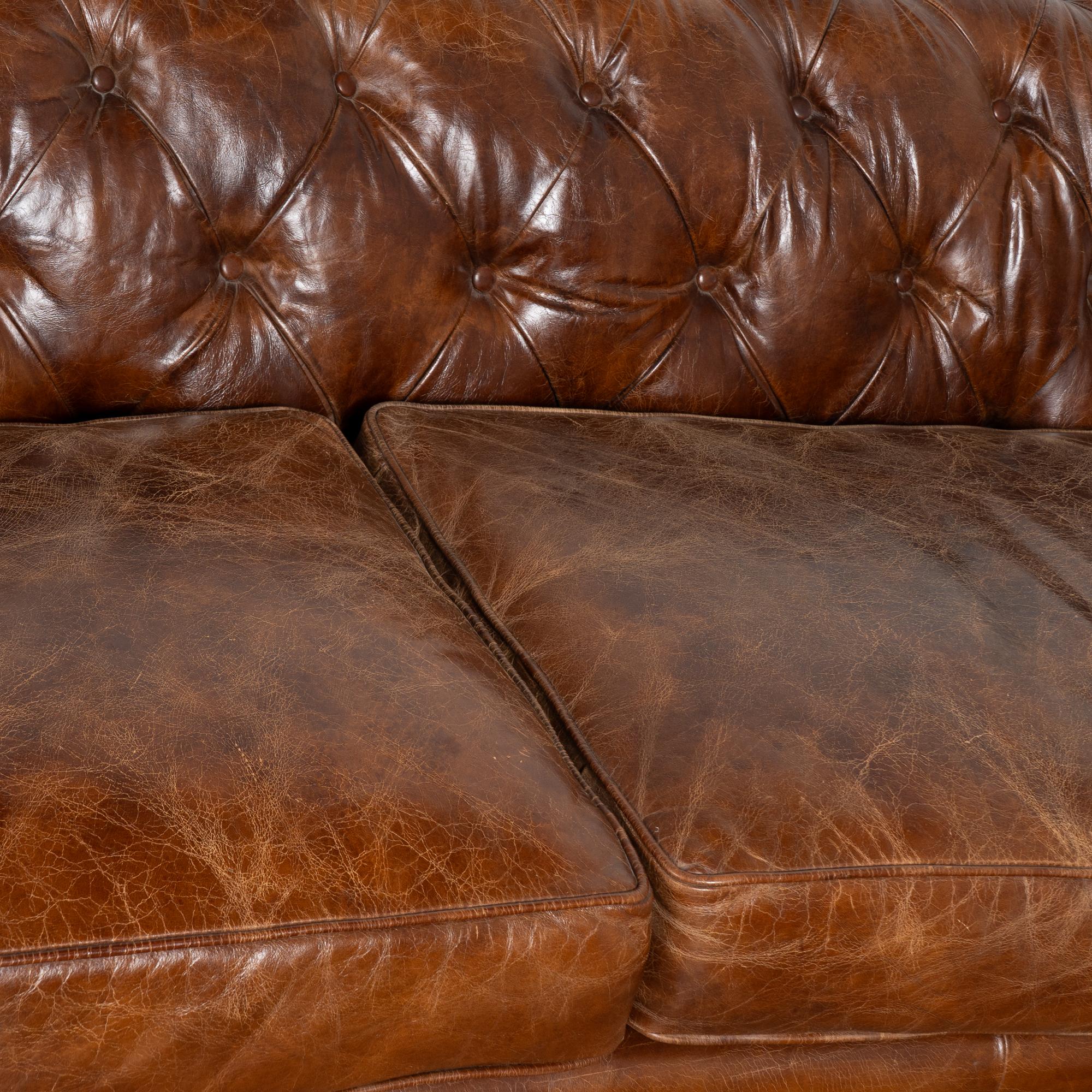 20. Jahrhundert Braunes Leder Chesterfield 2-Sitz Sofa im Angebot 3