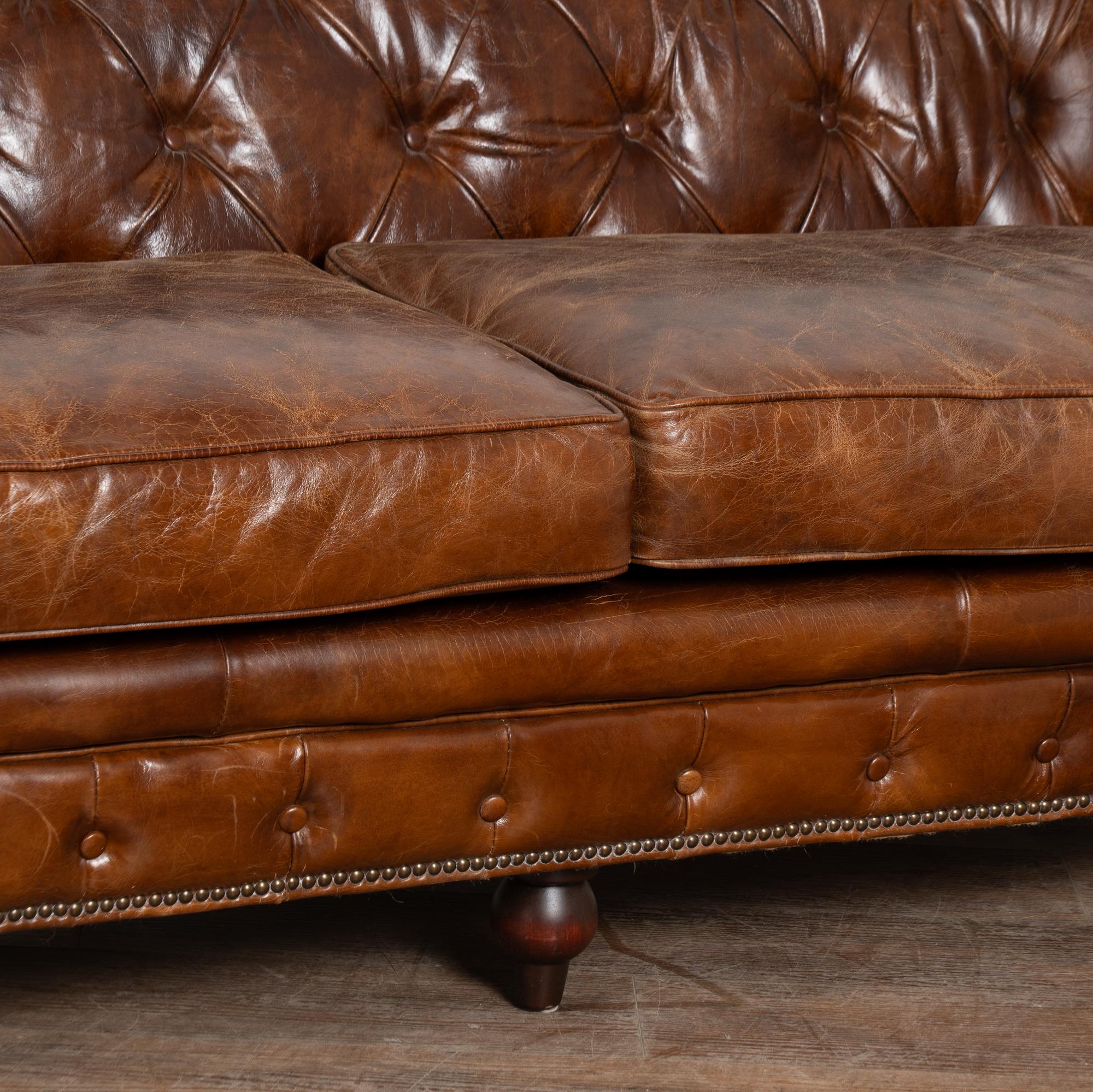 20. Jahrhundert Braunes Leder Chesterfield 2-Sitz Sofa im Angebot 4