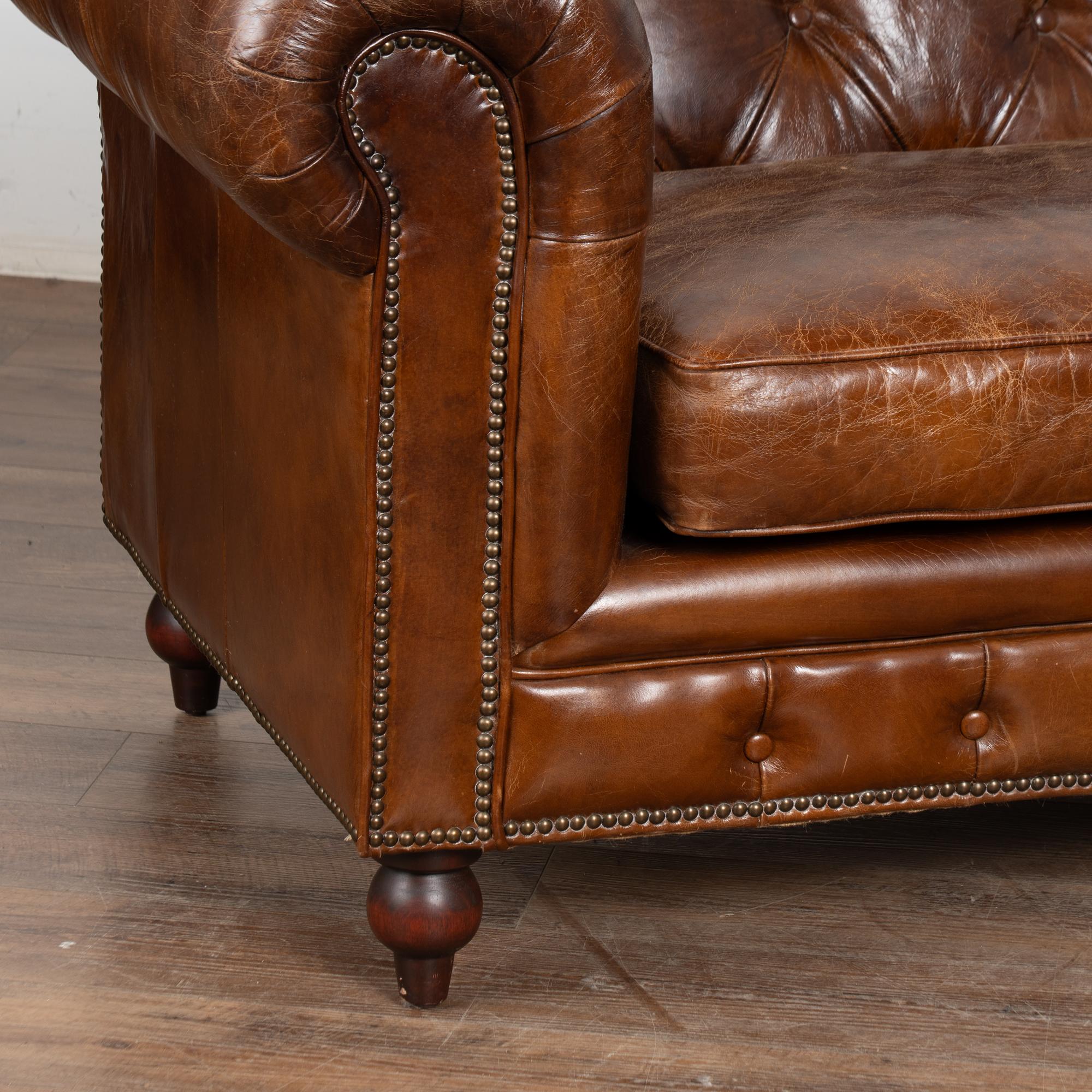 20. Jahrhundert Braunes Leder Chesterfield 2-Sitz Sofa im Angebot 5
