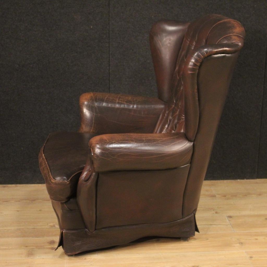 20th Century Brown Leather English Chester Armchair, 1970 In Good Condition In Vicoforte, Piedmont