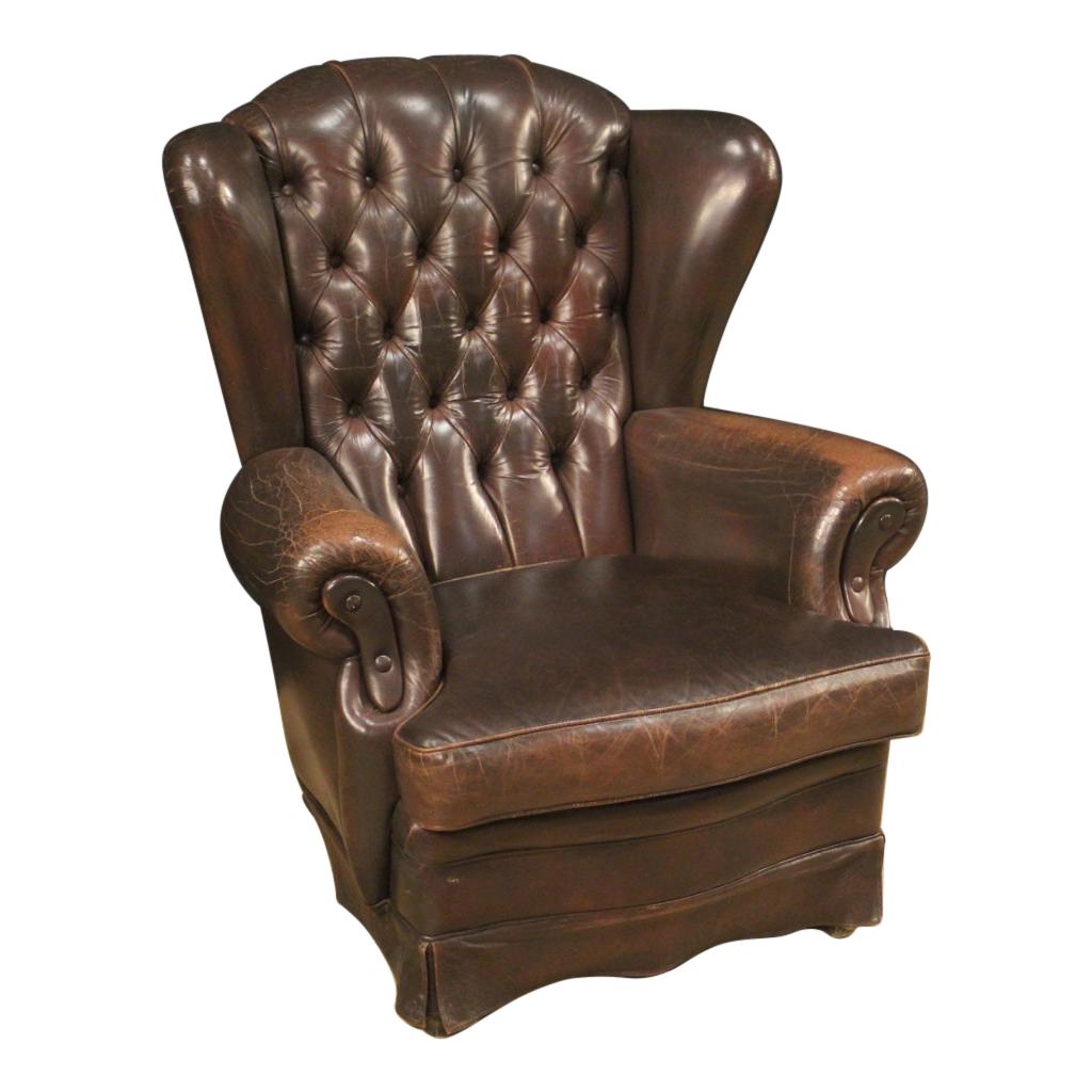 English Chester armchair from the 1970s-1980s. Furniture covered in leather with removable cushion of beautiful line and pleasant decor. Good comfort armchair with seat height of 43 cm. Furniture finished for the center with padding in good