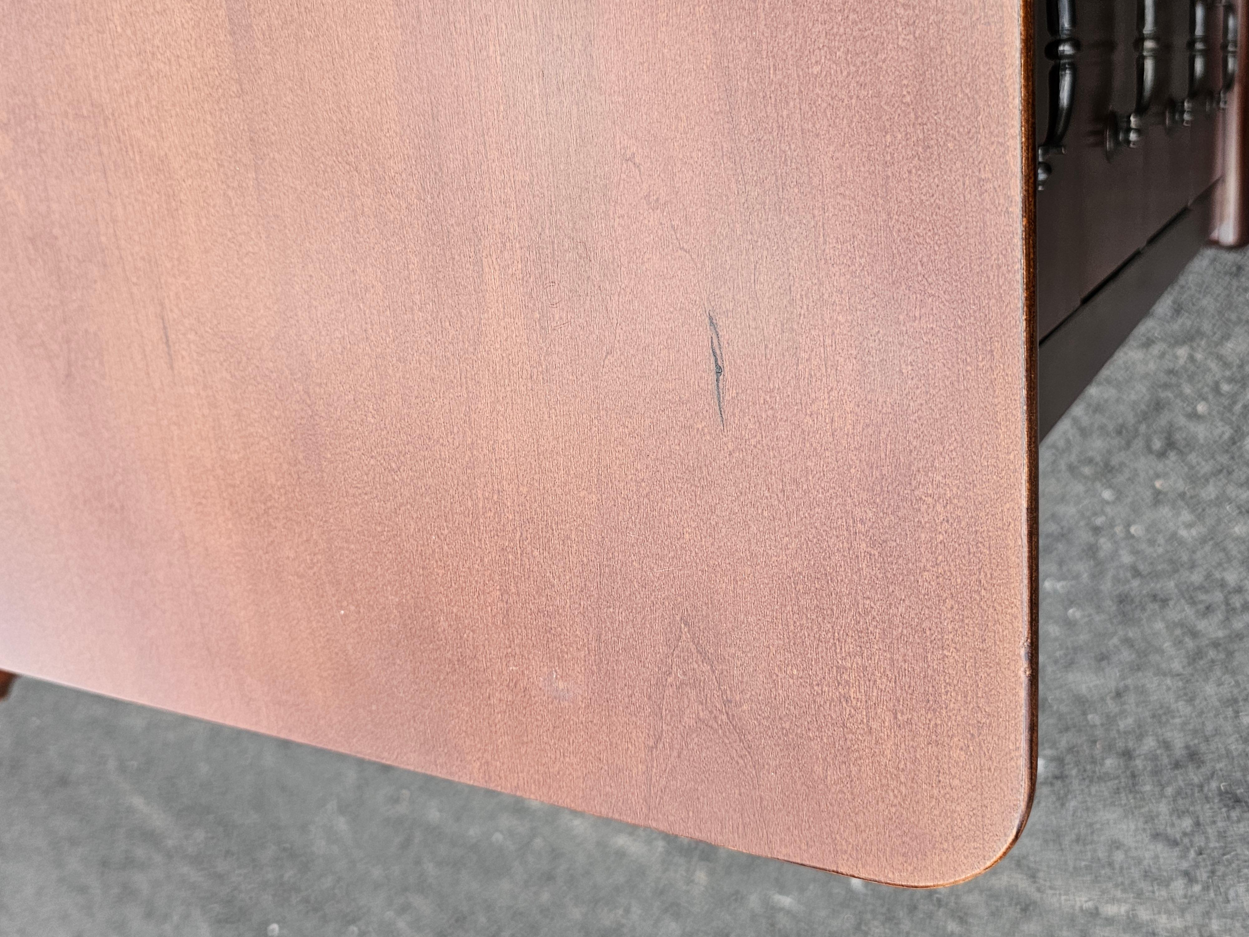 Cassettiera in legno di Broyhill del XX secolo in vendita 6
