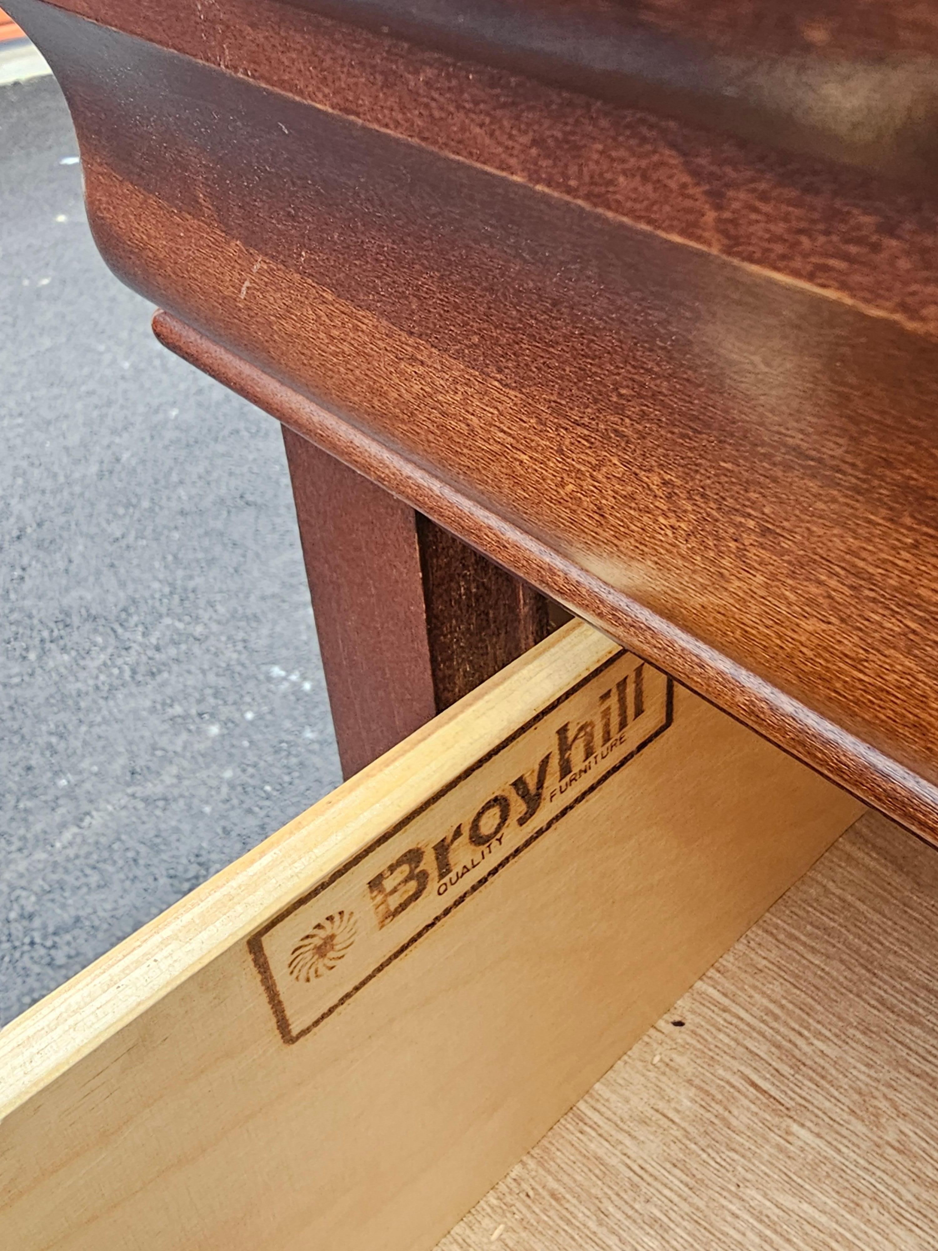Cassettiera in legno di Broyhill del XX secolo in vendita 7