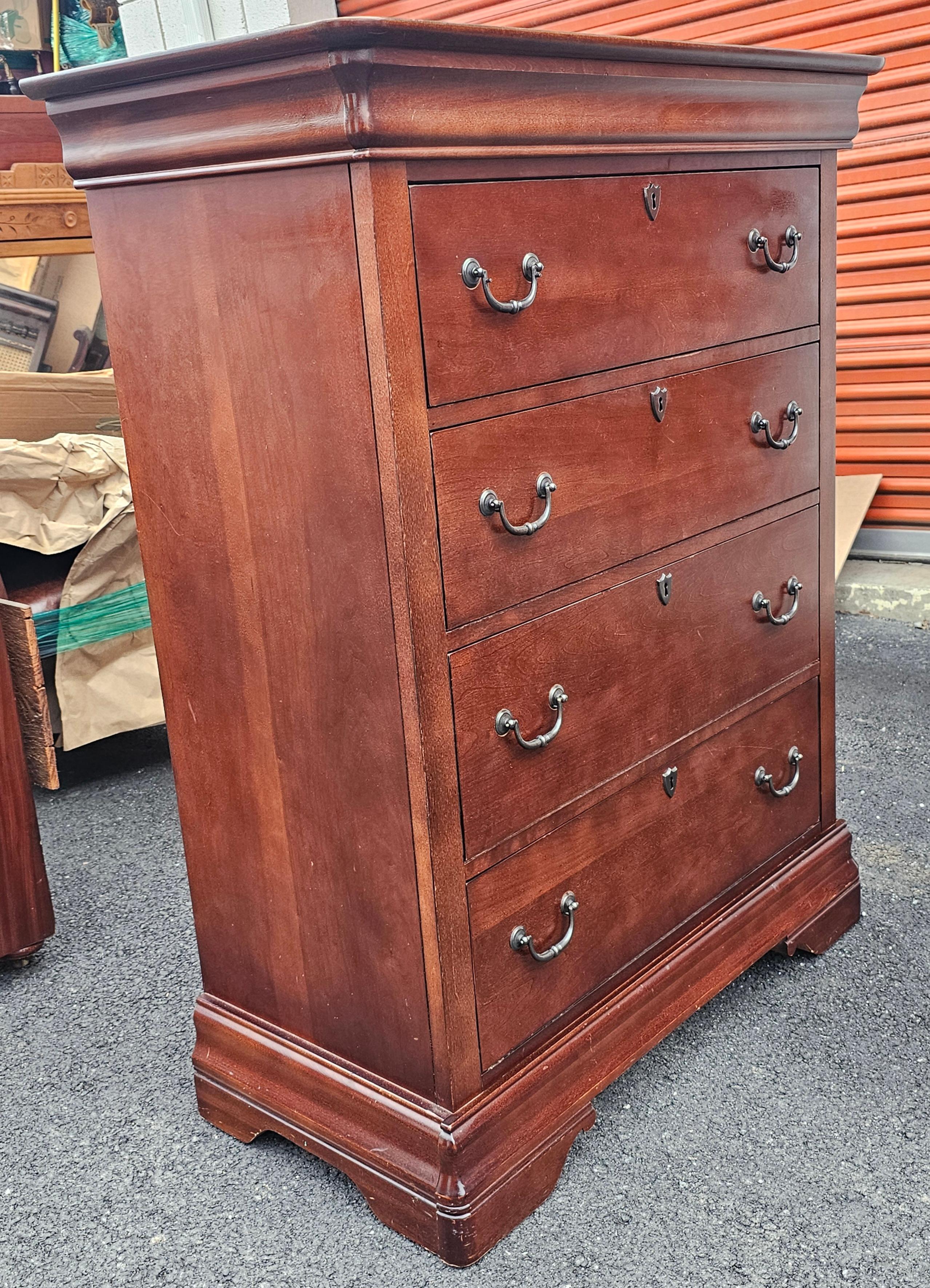 Moderno Cassettiera in legno di Broyhill del XX secolo in vendita