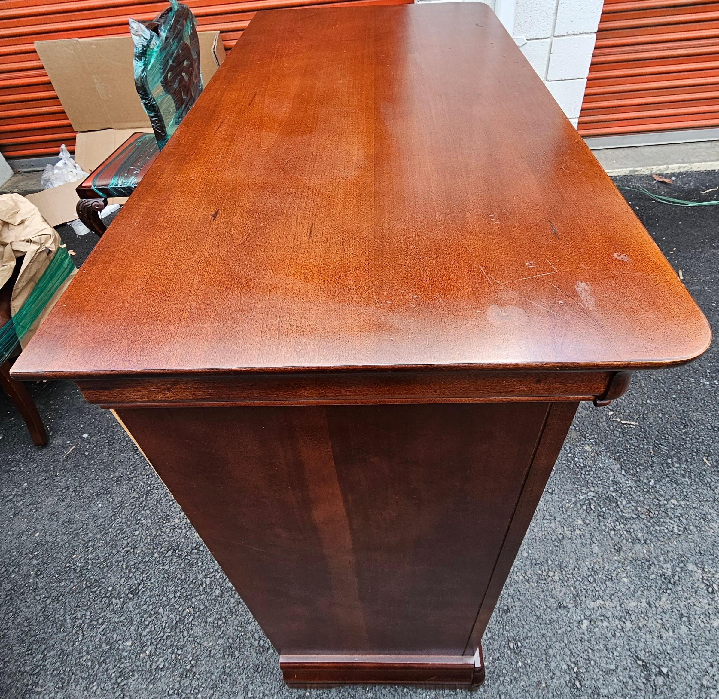 Cassettiera in legno di Broyhill del XX secolo in vendita 2