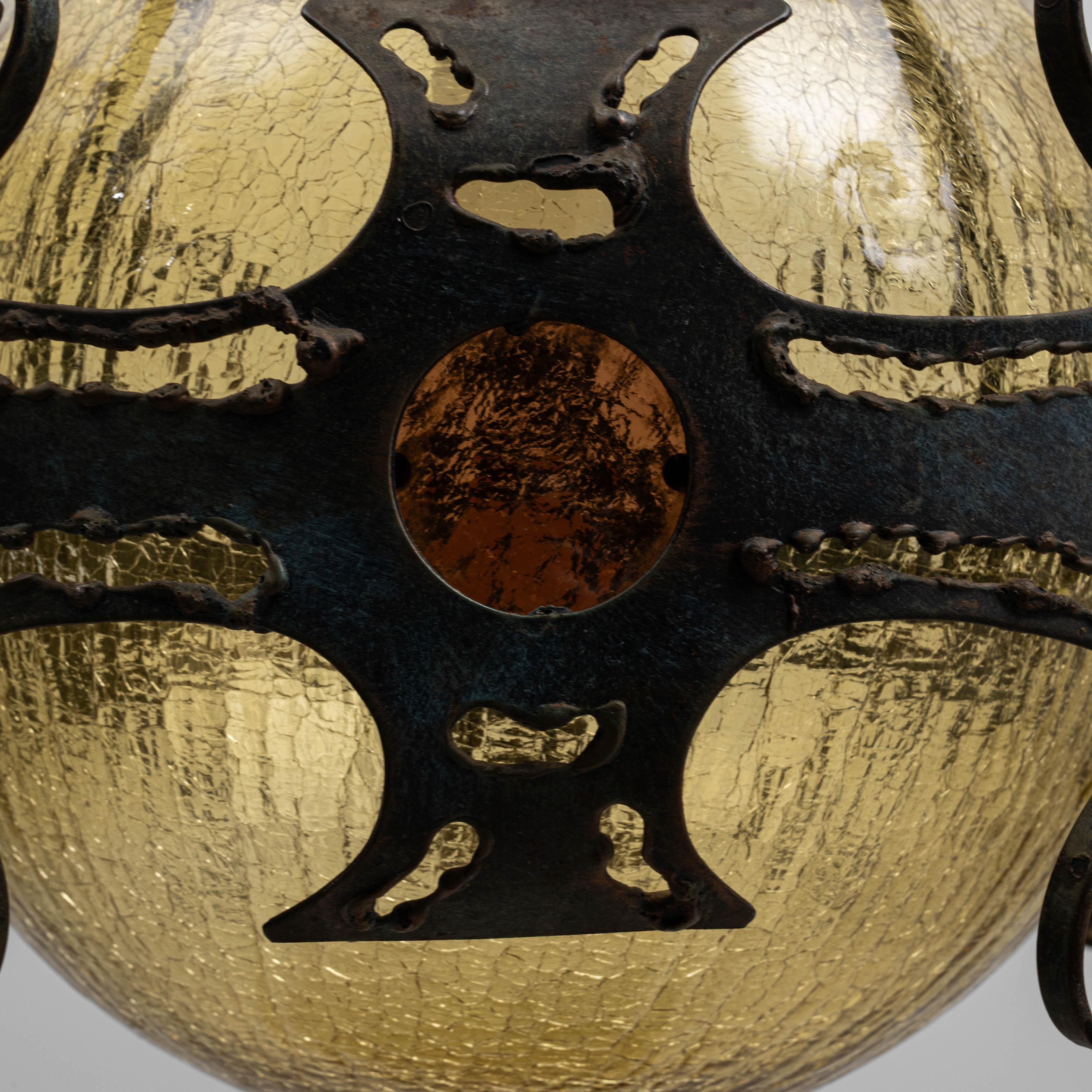 Lampada a sospensione in ferro martellato olandese brutalista del XX secolo in vendita 5