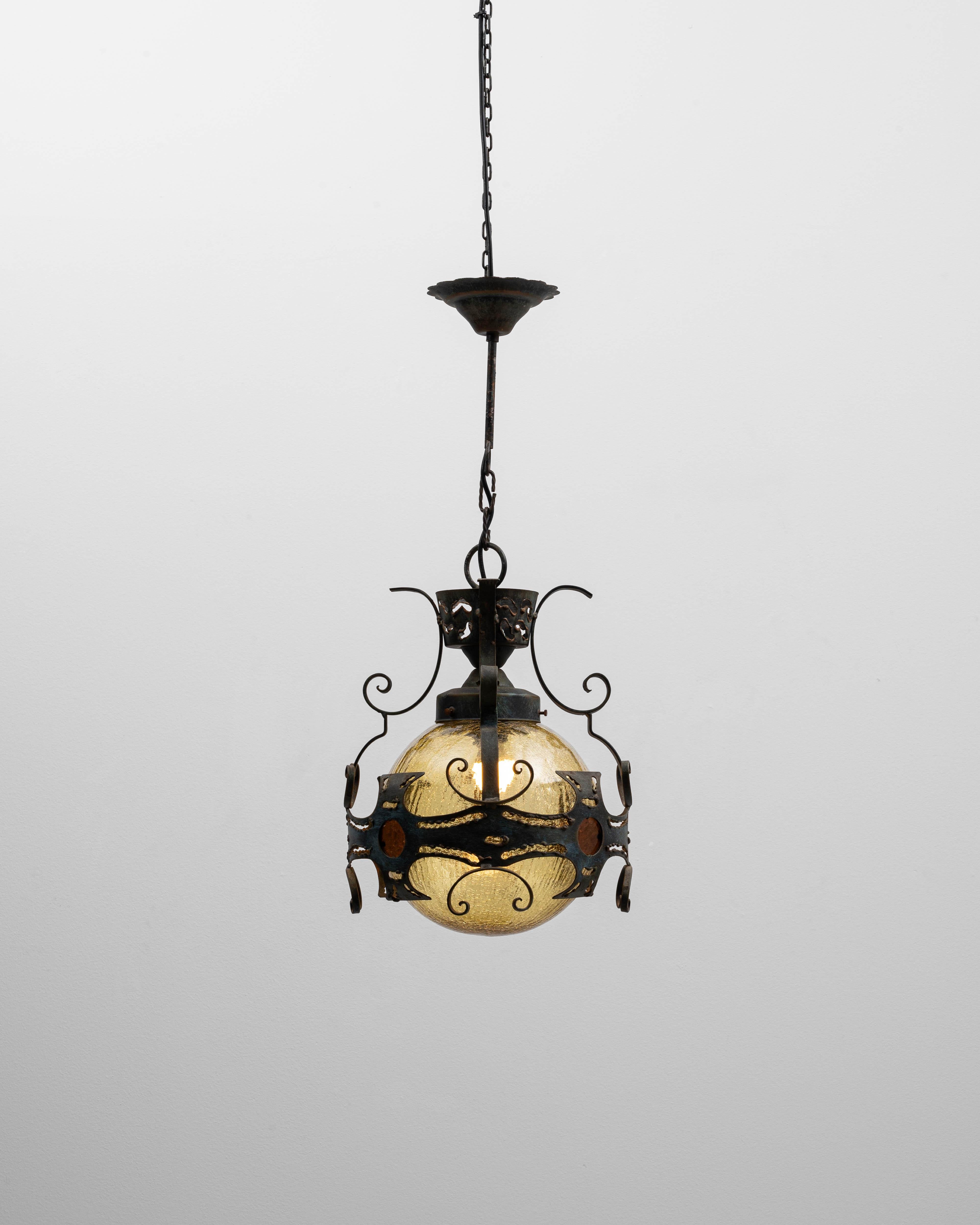 Brutalismo Lampada a sospensione in ferro martellato olandese brutalista del XX secolo in vendita