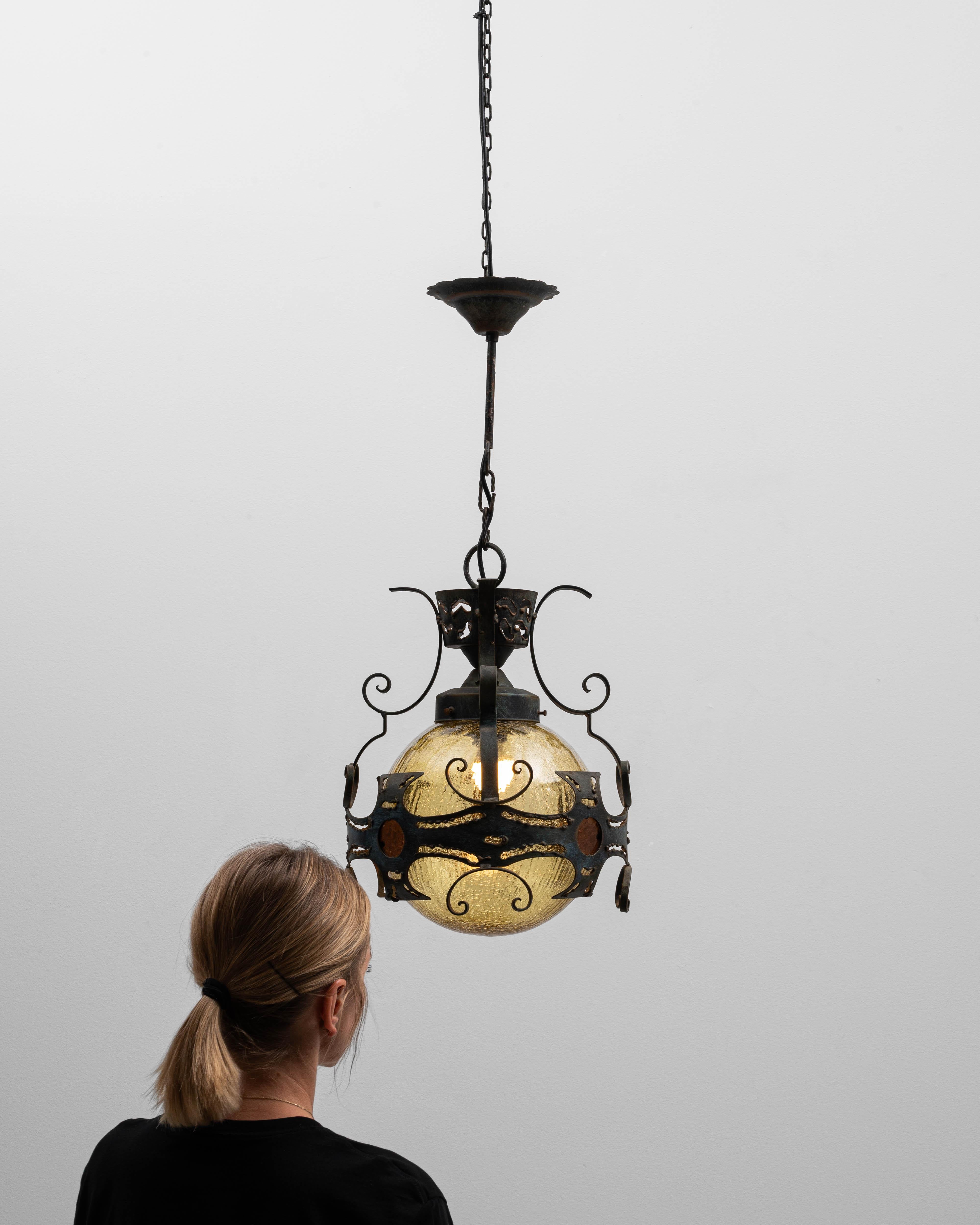 Olandese Lampada a sospensione in ferro martellato olandese brutalista del XX secolo in vendita